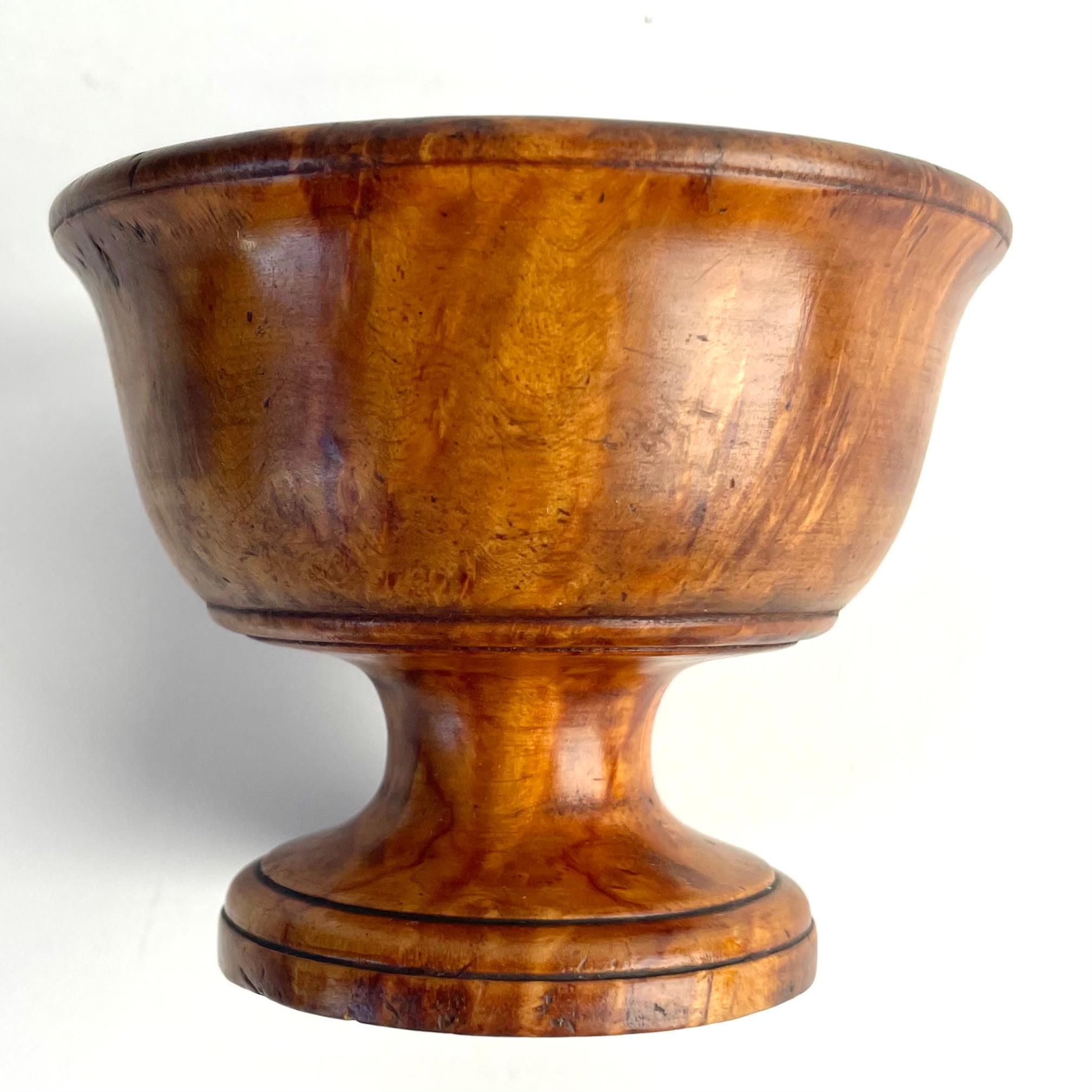 Charmante gedrechselte Schale aus Masur-Birke, Karl Johan Periode, Schweden, 1830er Jahre im Angebot 2