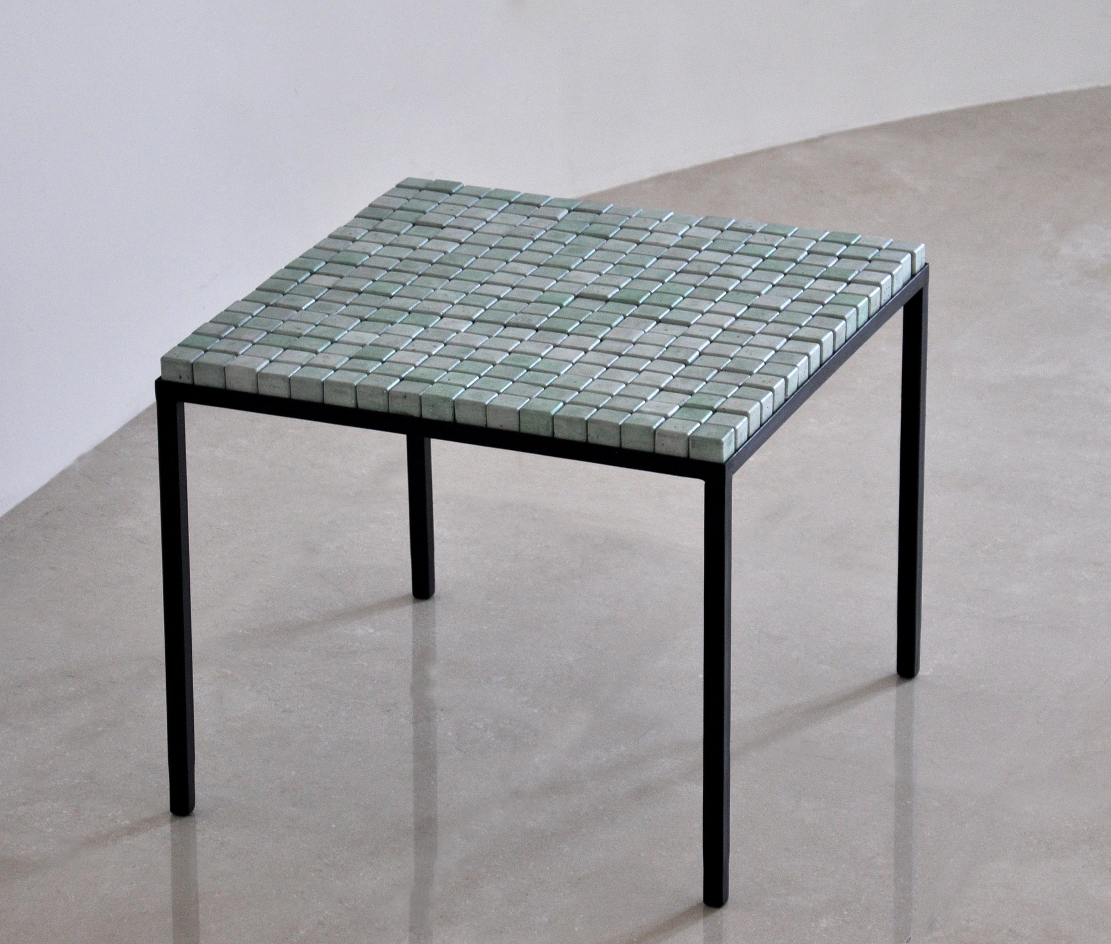 Grün (Türkis) Betonwürfel Tisch cc mint von Miriam Loellmann 
Auflage von 10 Stück. 
Unterschrieben.
MATERIALIEN: farbiger Beton, Stahl (handbemalt), Leder.
Abmessungen: 46,5 x 56,5 x 56,5 cm
Gewicht: 22 kg

Die Würfel sind abnehmbar, jede