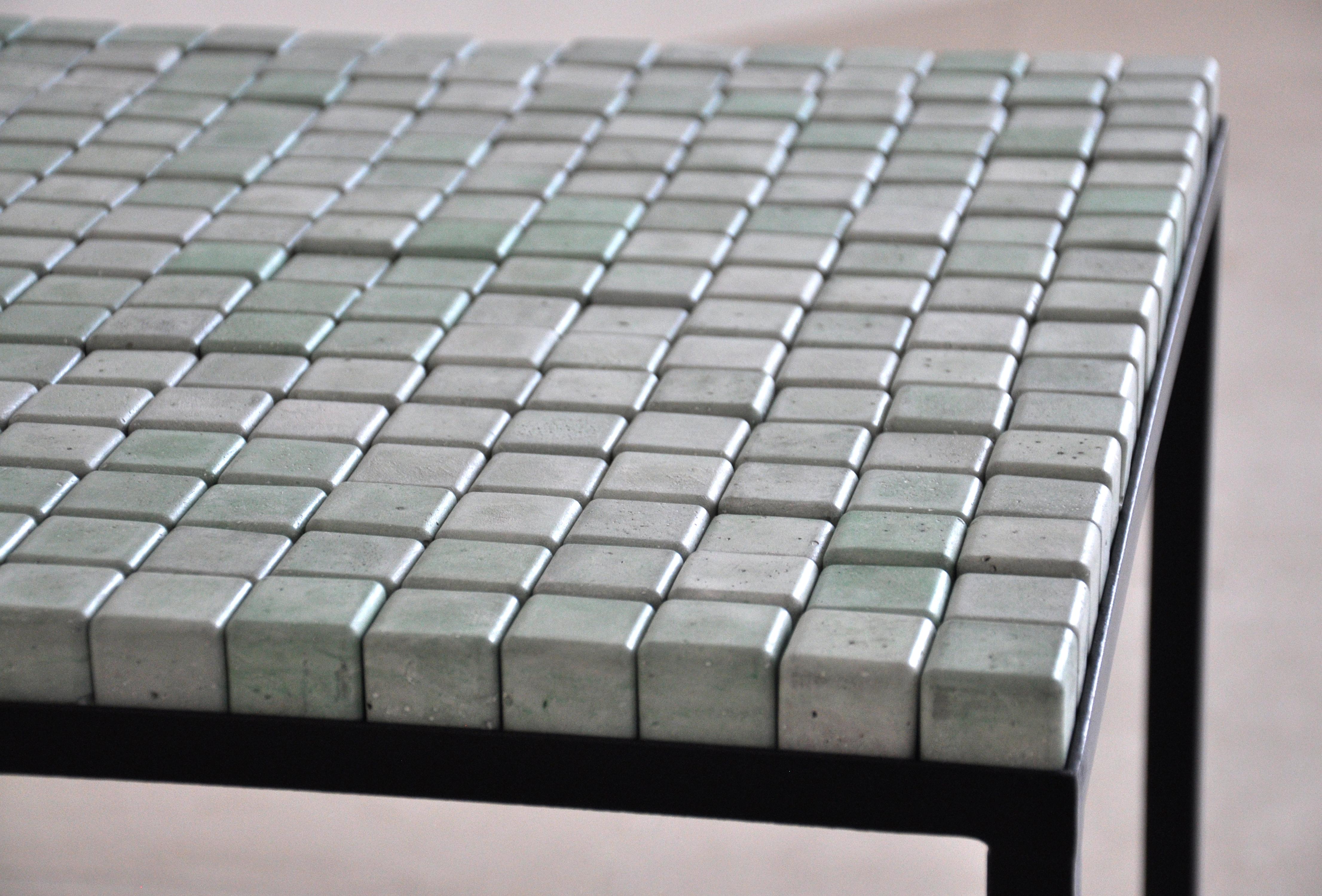 Moderne Table contemporaine minimaliste à cubes en béton, pièce unique de Miriam Loellmann en vente