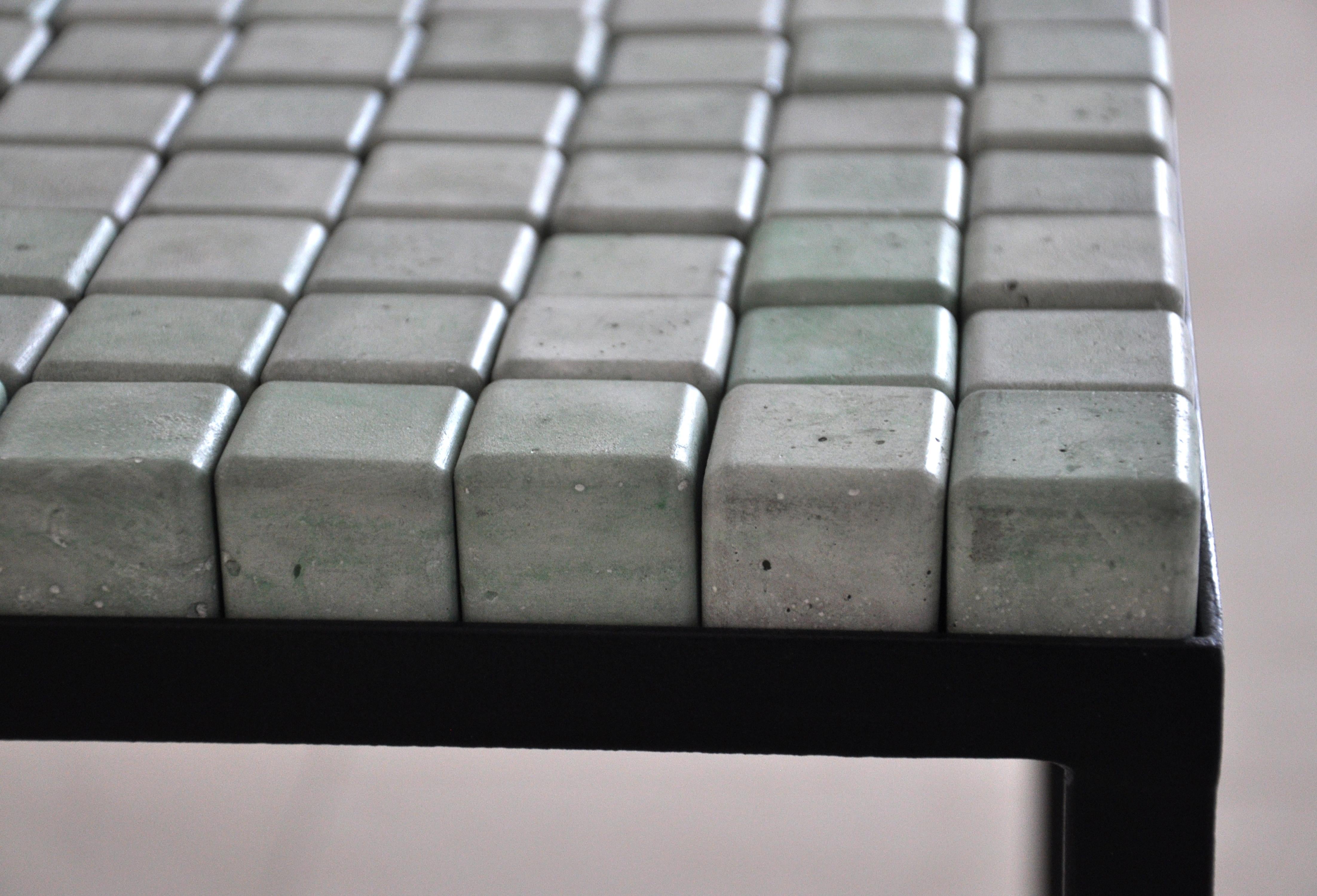 Brésilien Table contemporaine minimaliste à cubes en béton, pièce unique de Miriam Loellmann en vente