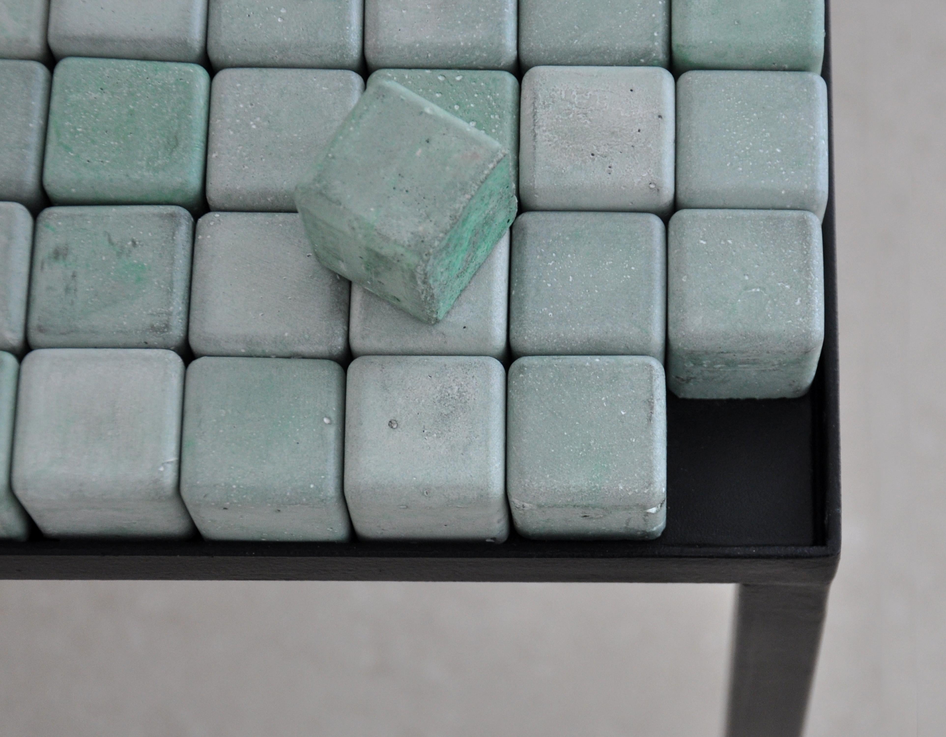 Contemporary Minimal Concrete Cubes Table, ein Einzelstück von Miriam Loellmann (Stahl) im Angebot