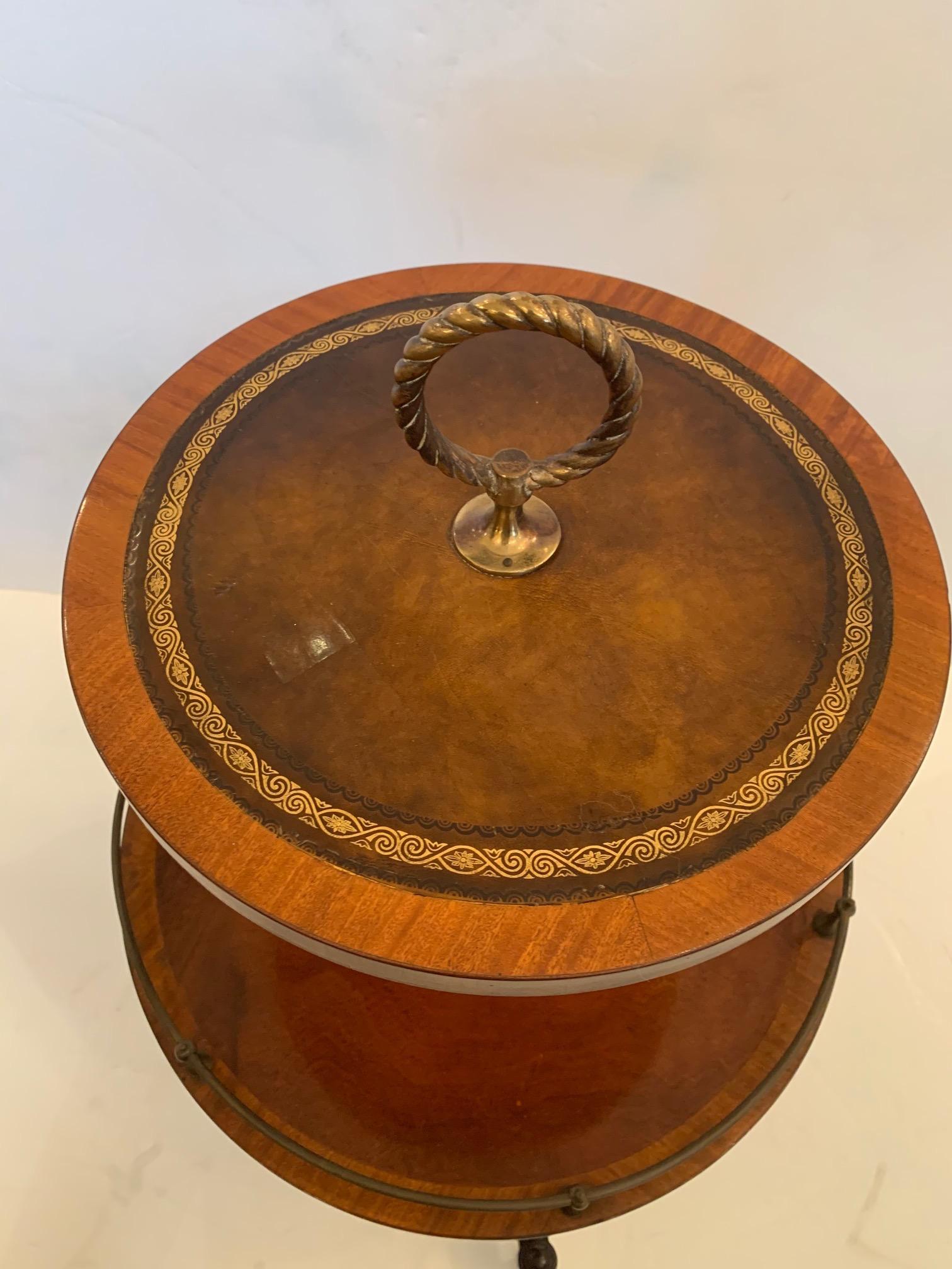 Encantadora mesa auxiliar de dos pisos de caoba antigua y cuero repujado en venta 5