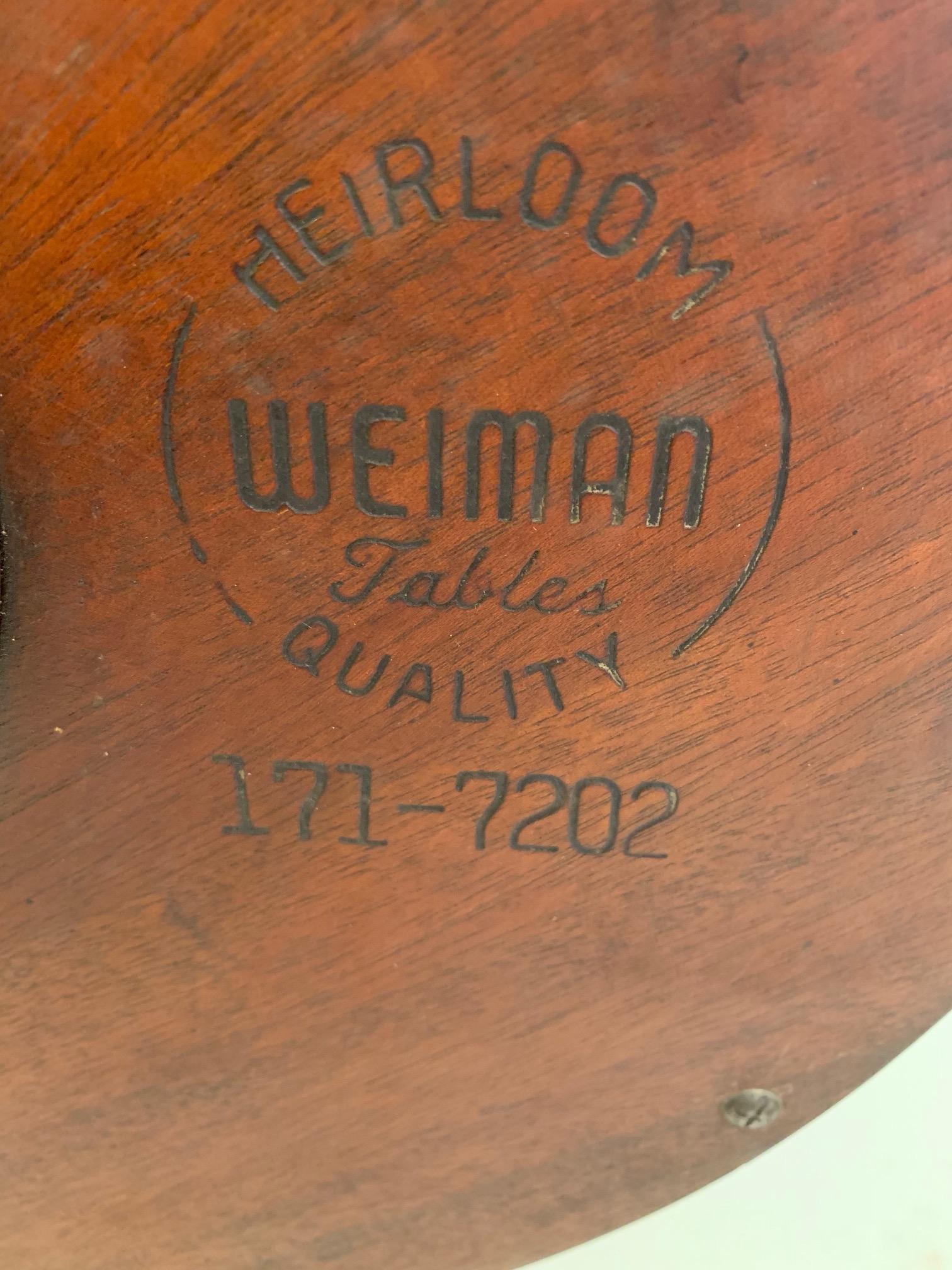 Encantadora mesa auxiliar de dos pisos de caoba antigua y cuero repujado en venta 6