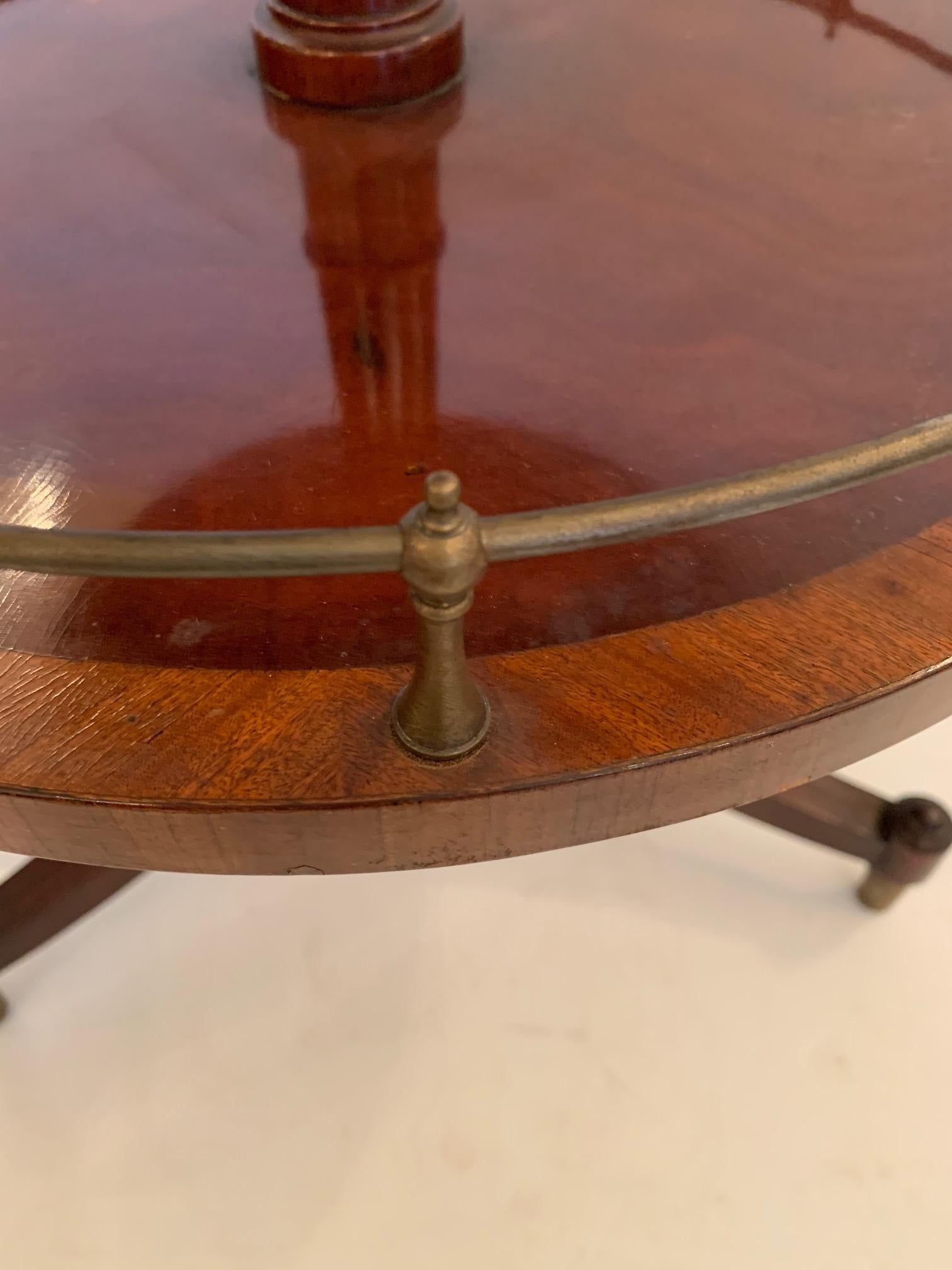 Encantadora mesa auxiliar de dos pisos de caoba antigua y cuero repujado Cuero en venta