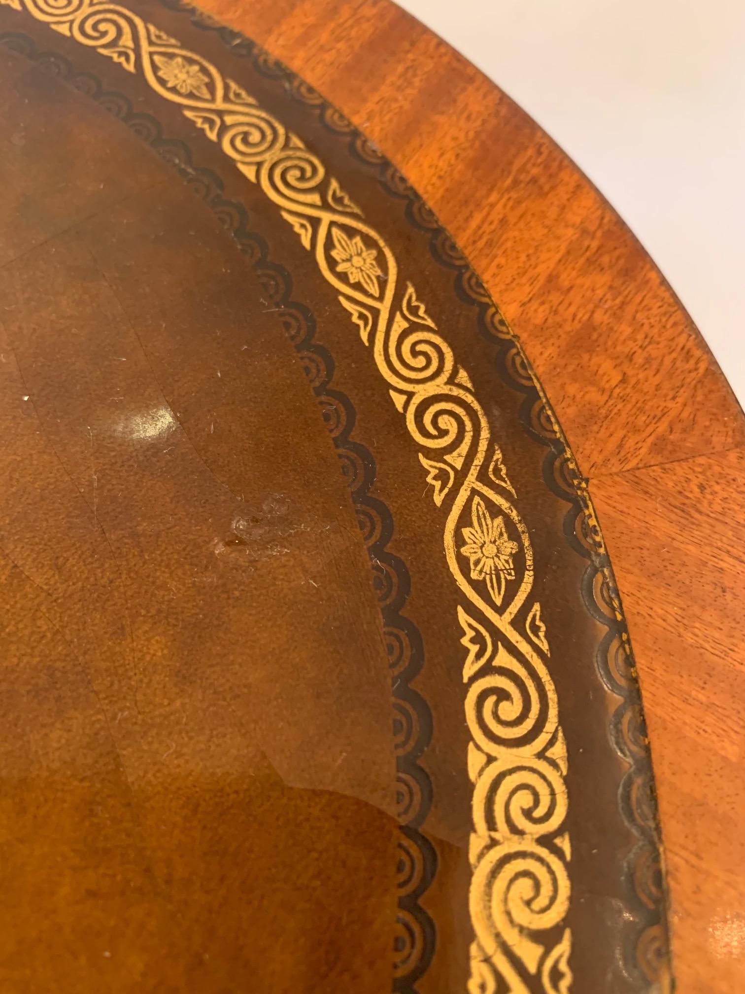 Encantadora mesa auxiliar de dos pisos de caoba antigua y cuero repujado en venta 3