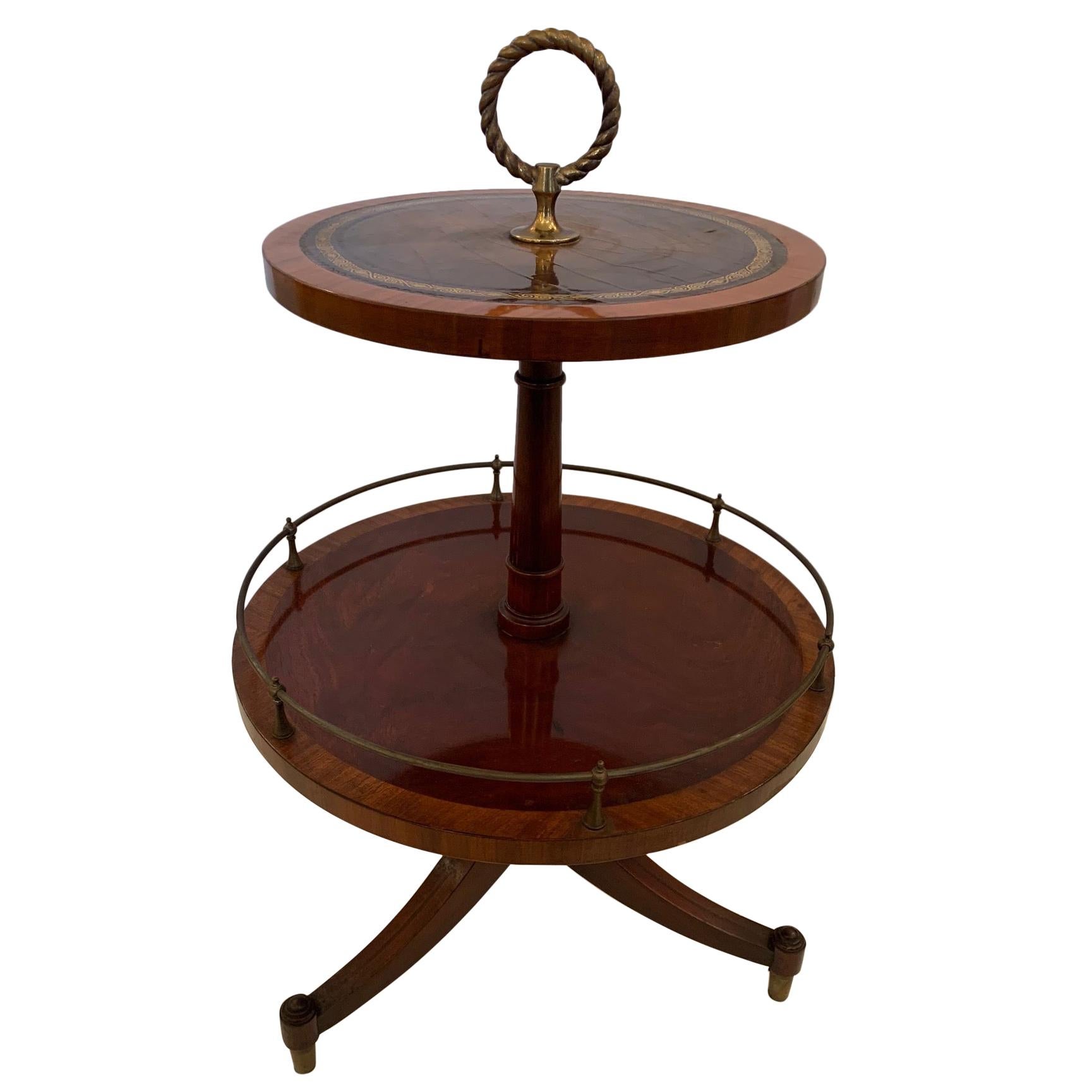 Charmante table d'appoint à deux niveaux en acajou ancien et cuir ouvragé