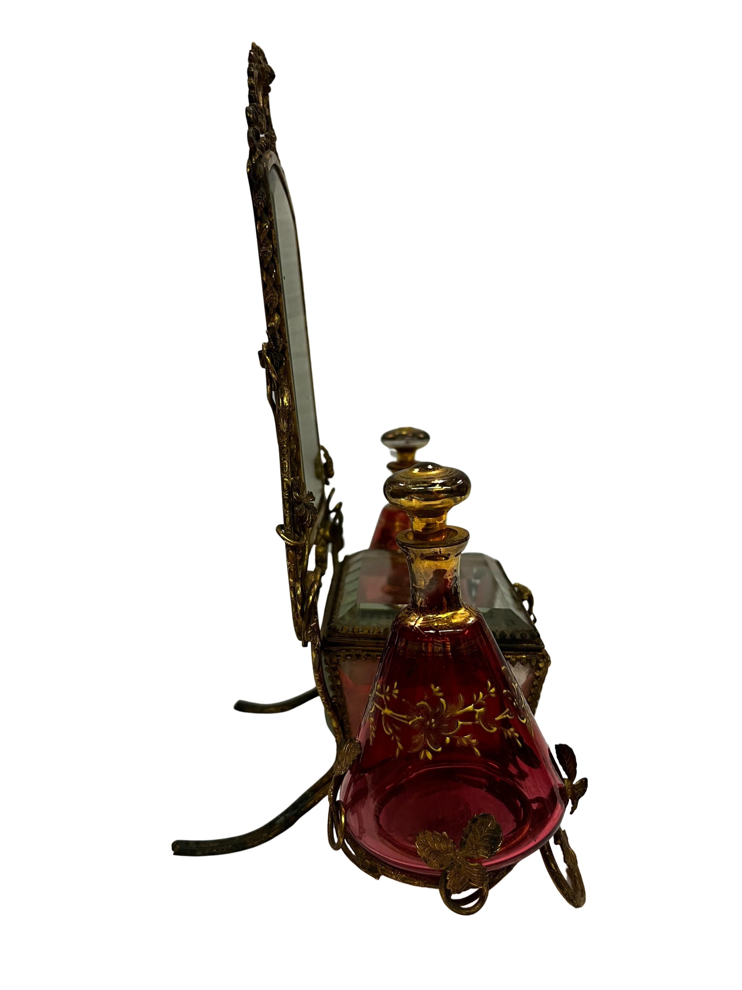 Charmant vanity set necessaire table miroir bouteille de parfum flacons Autriche 1890s en vente 2