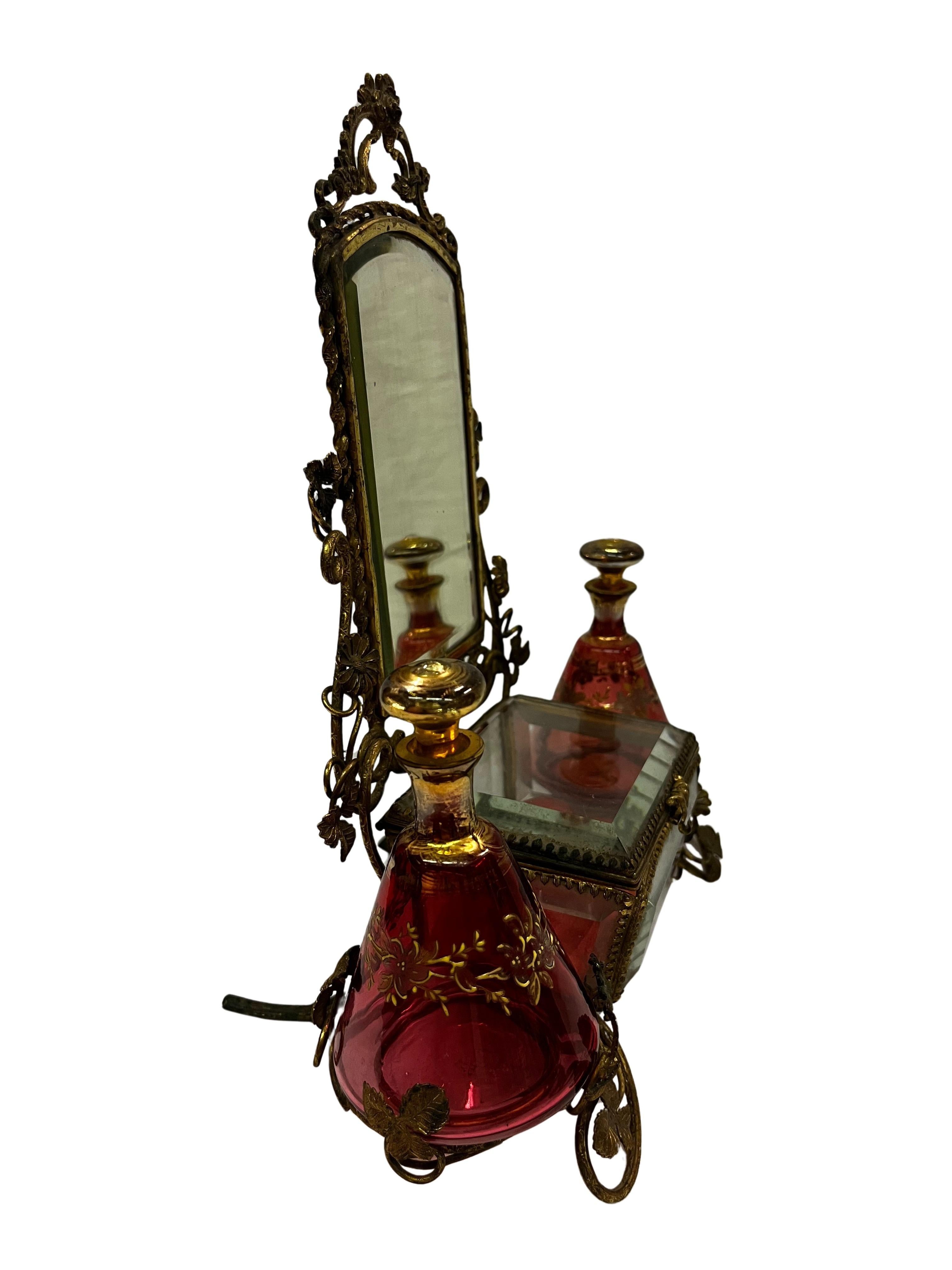 Charmant vanity set necessaire table miroir bouteille de parfum flacons Autriche 1890s en vente 3