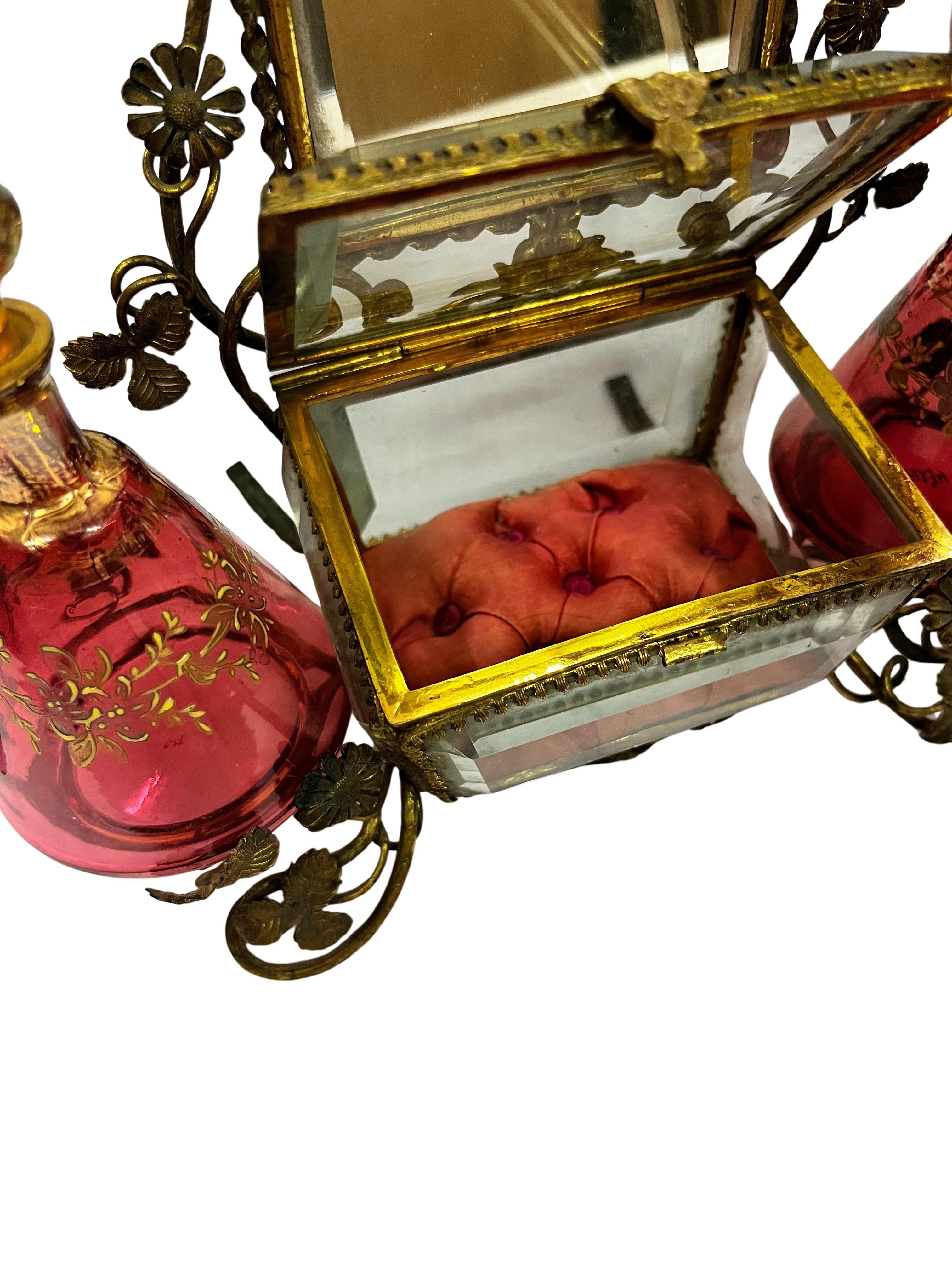 Charmant vanity set necessaire table miroir bouteille de parfum flacons Autriche 1890s en vente 4