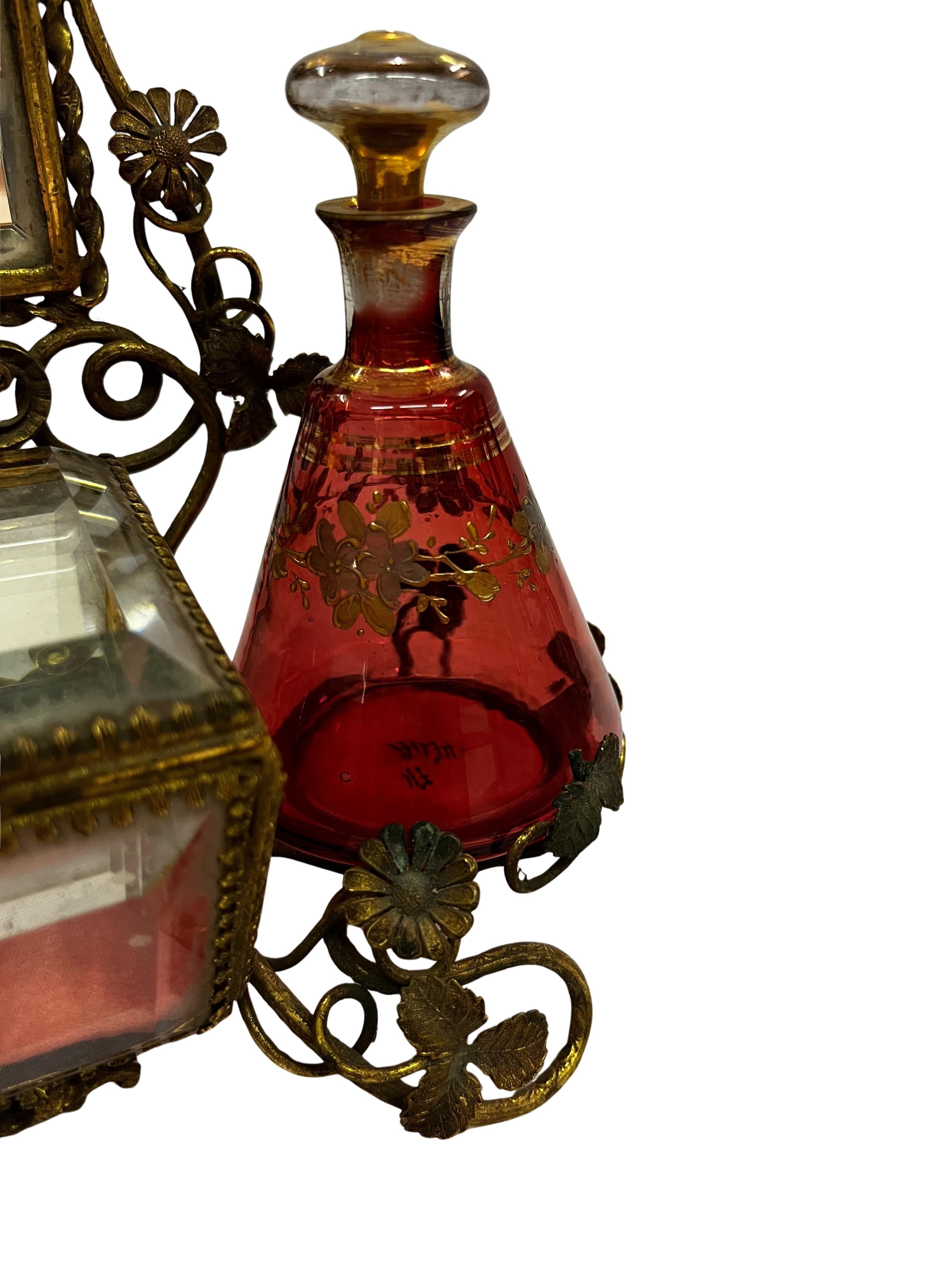 Charmant vanity set necessaire table miroir bouteille de parfum flacons Autriche 1890s en vente 6