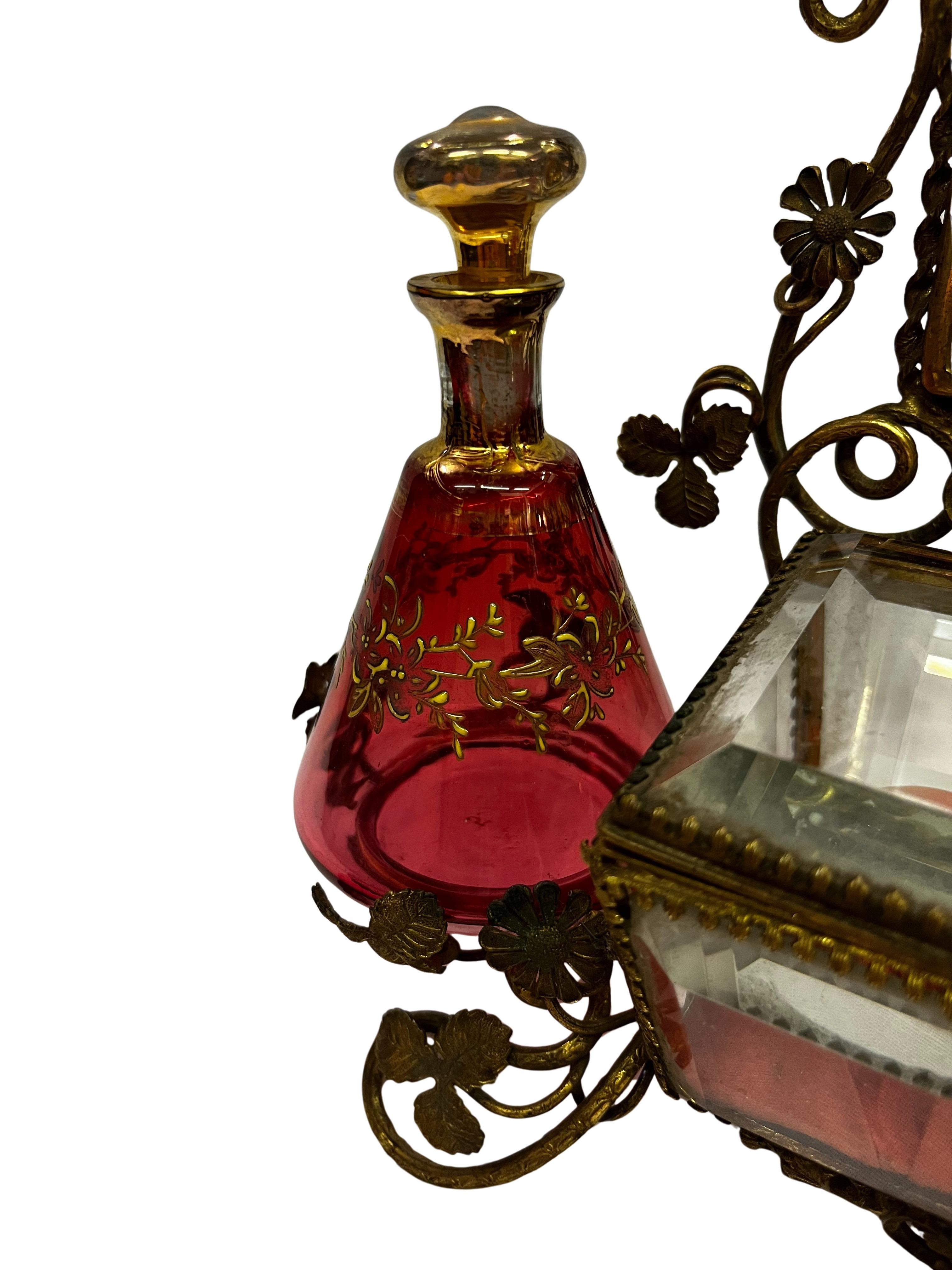 Charmant vanity set necessaire table miroir bouteille de parfum flacons Autriche 1890s en vente 7