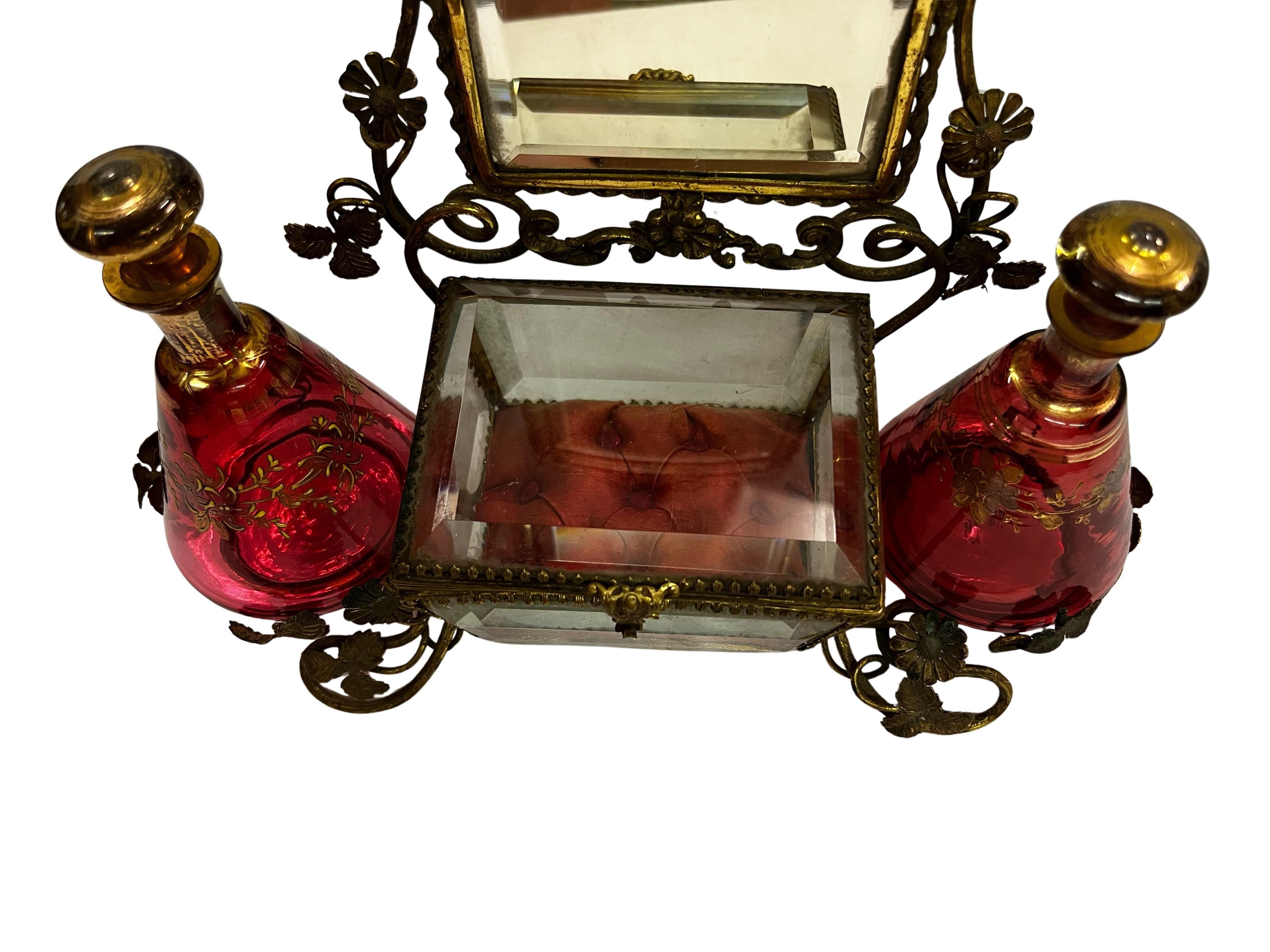 Charmant vanity set necessaire table miroir bouteille de parfum flacons Autriche 1890s en vente 8