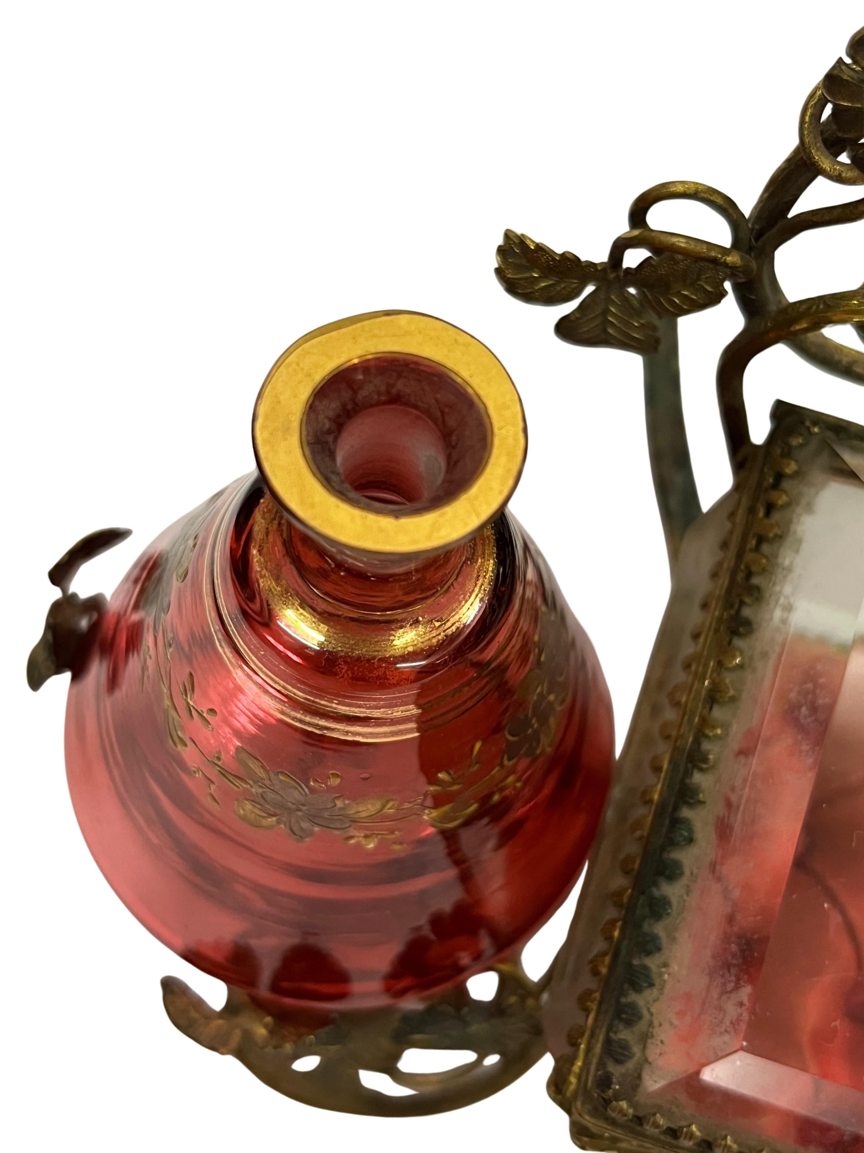 Vanité de rêve, composée d'un miroir, de deux flacons de parfum et d'une boîte à bijoux, fabriquée vers 1890 en Autriche.

Cet ensemble se compose d'un support en métal floral doré au feu et d'un miroir de table à facettes. Directement en dessous se