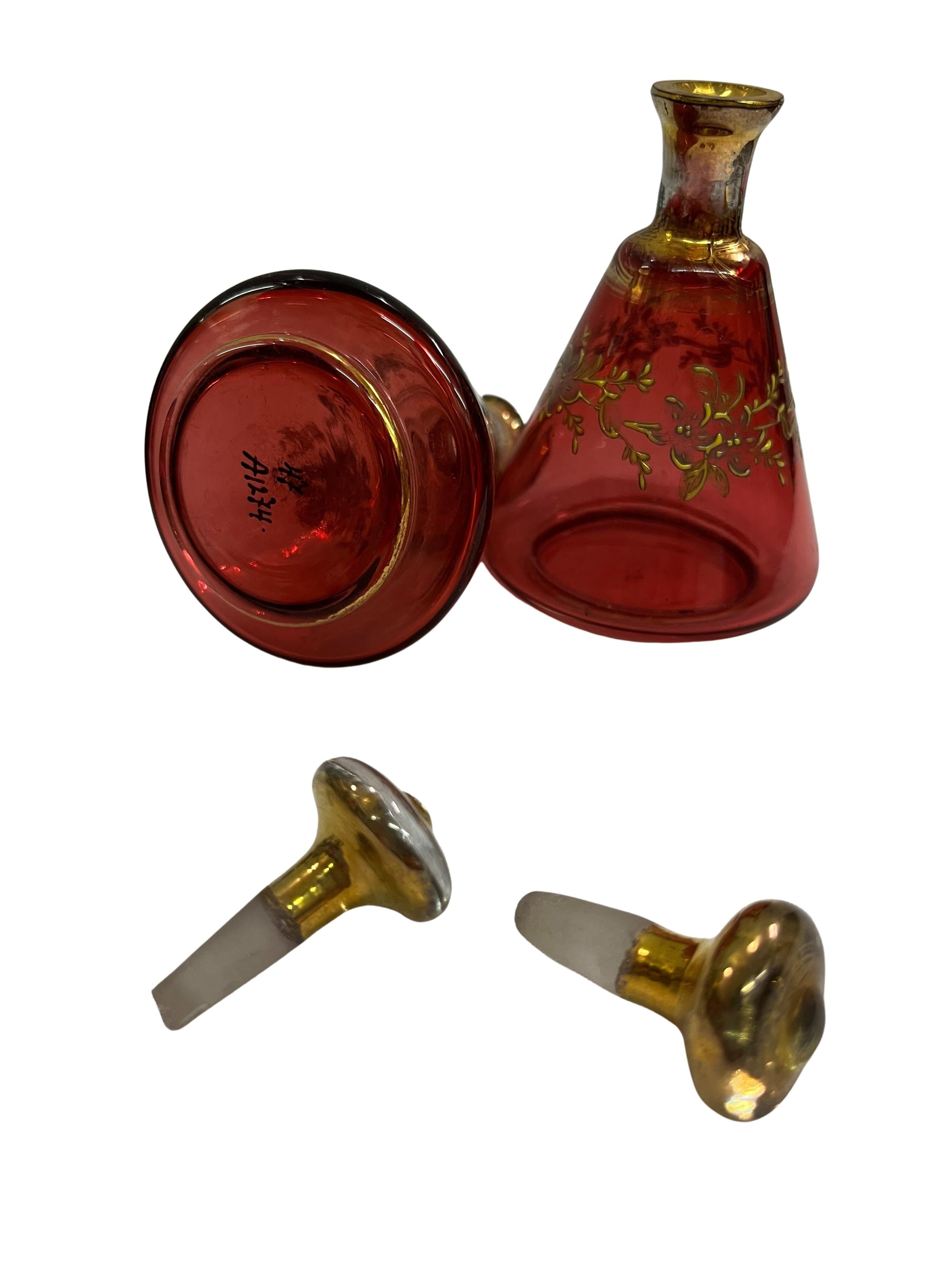 Facetté Charmant vanity set necessaire table miroir bouteille de parfum flacons Autriche 1890s en vente