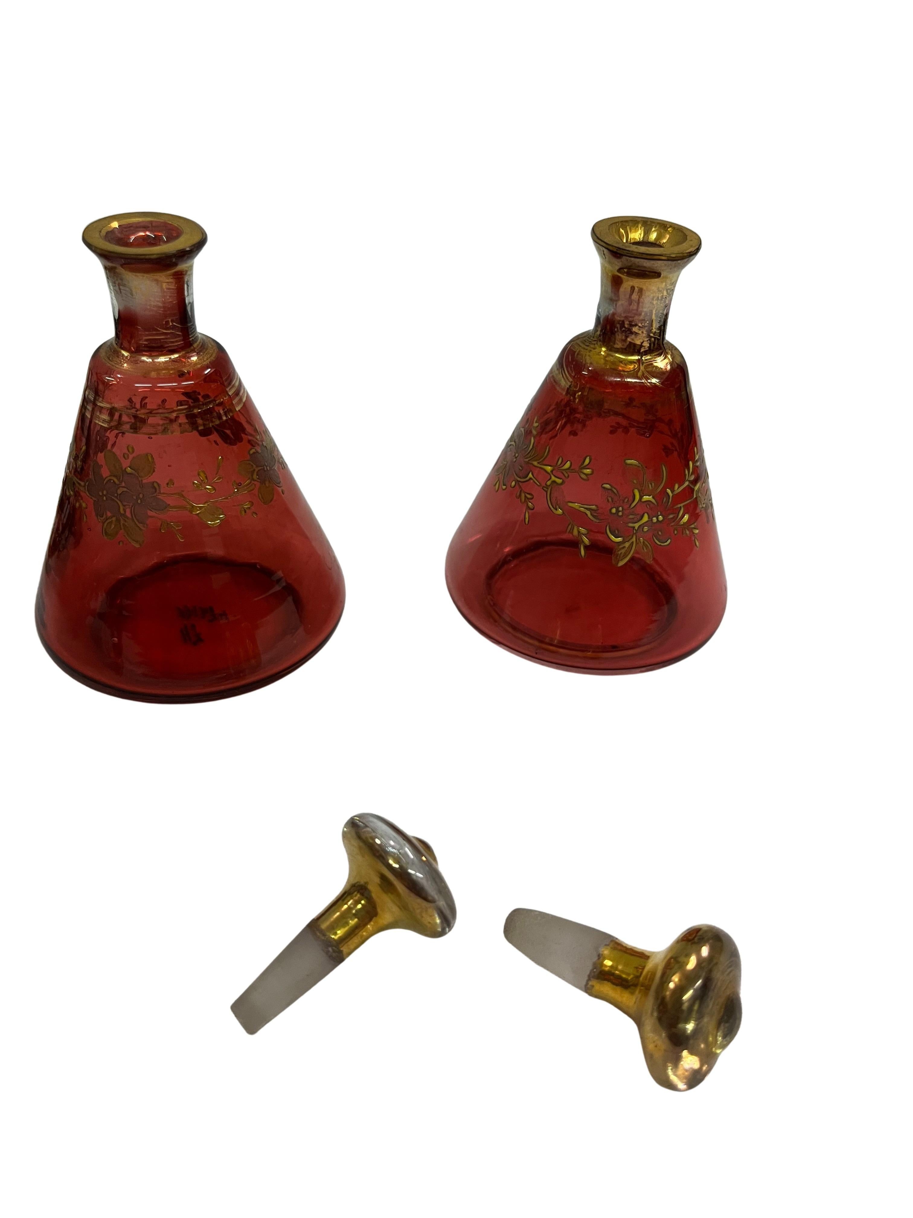 Charmant vanity set necessaire table miroir bouteille de parfum flacons Autriche 1890s Bon état - En vente à Wien, AT