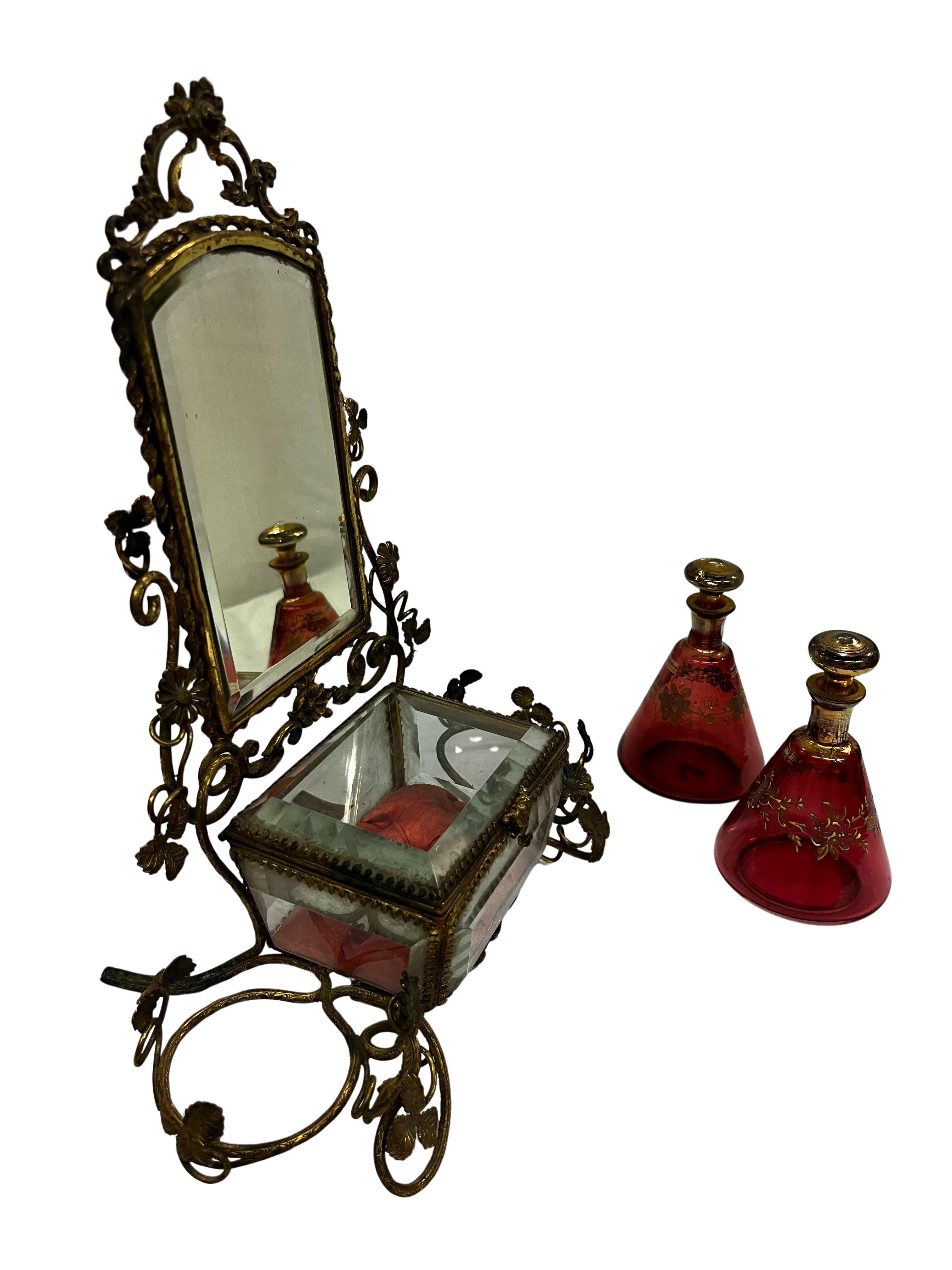Fin du XIXe siècle Charmant vanity set necessaire table miroir bouteille de parfum flacons Autriche 1890s en vente