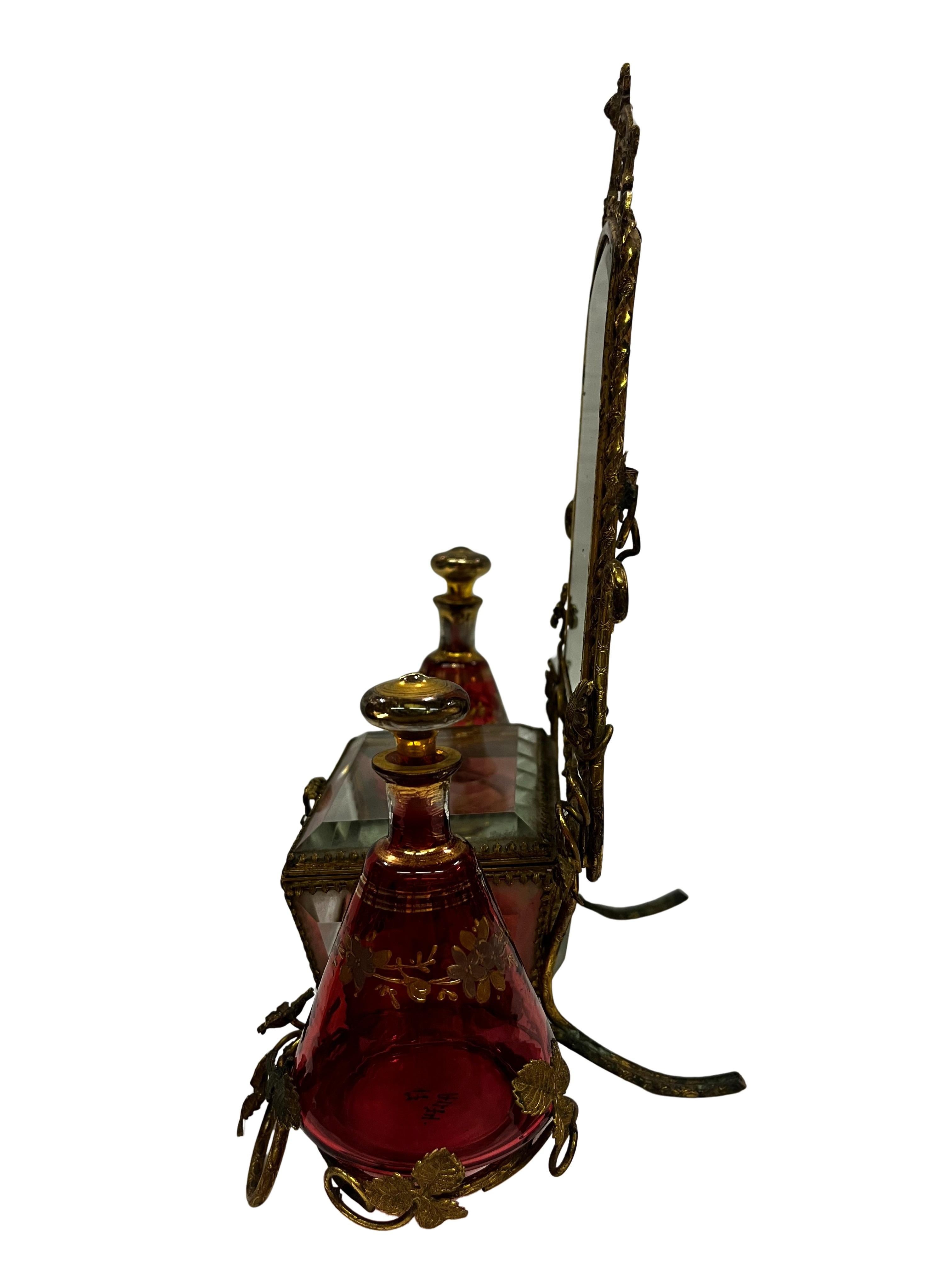 Métal Charmant vanity set necessaire table miroir bouteille de parfum flacons Autriche 1890s en vente