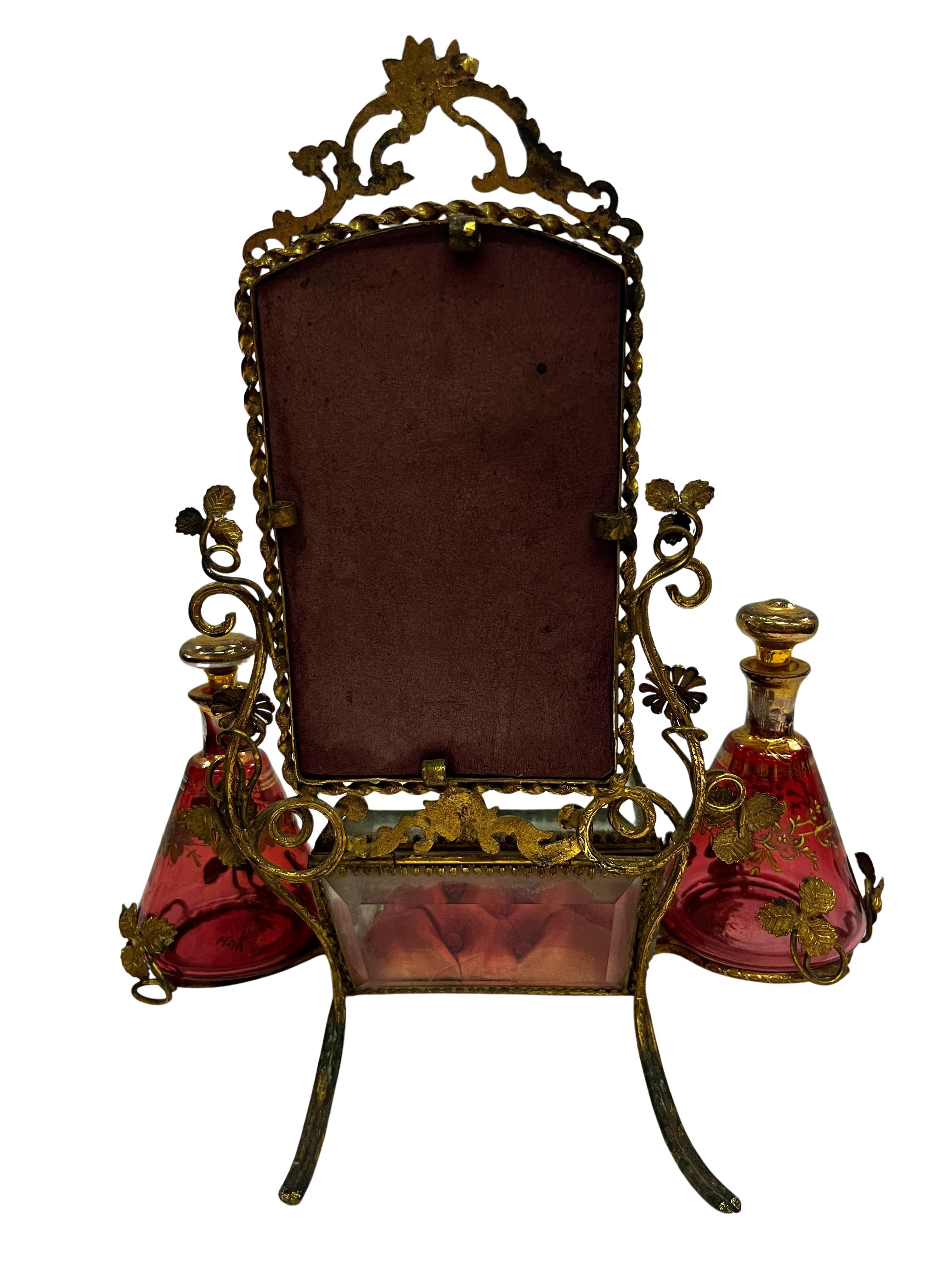 Charmant vanity set necessaire table miroir bouteille de parfum flacons Autriche 1890s en vente 1