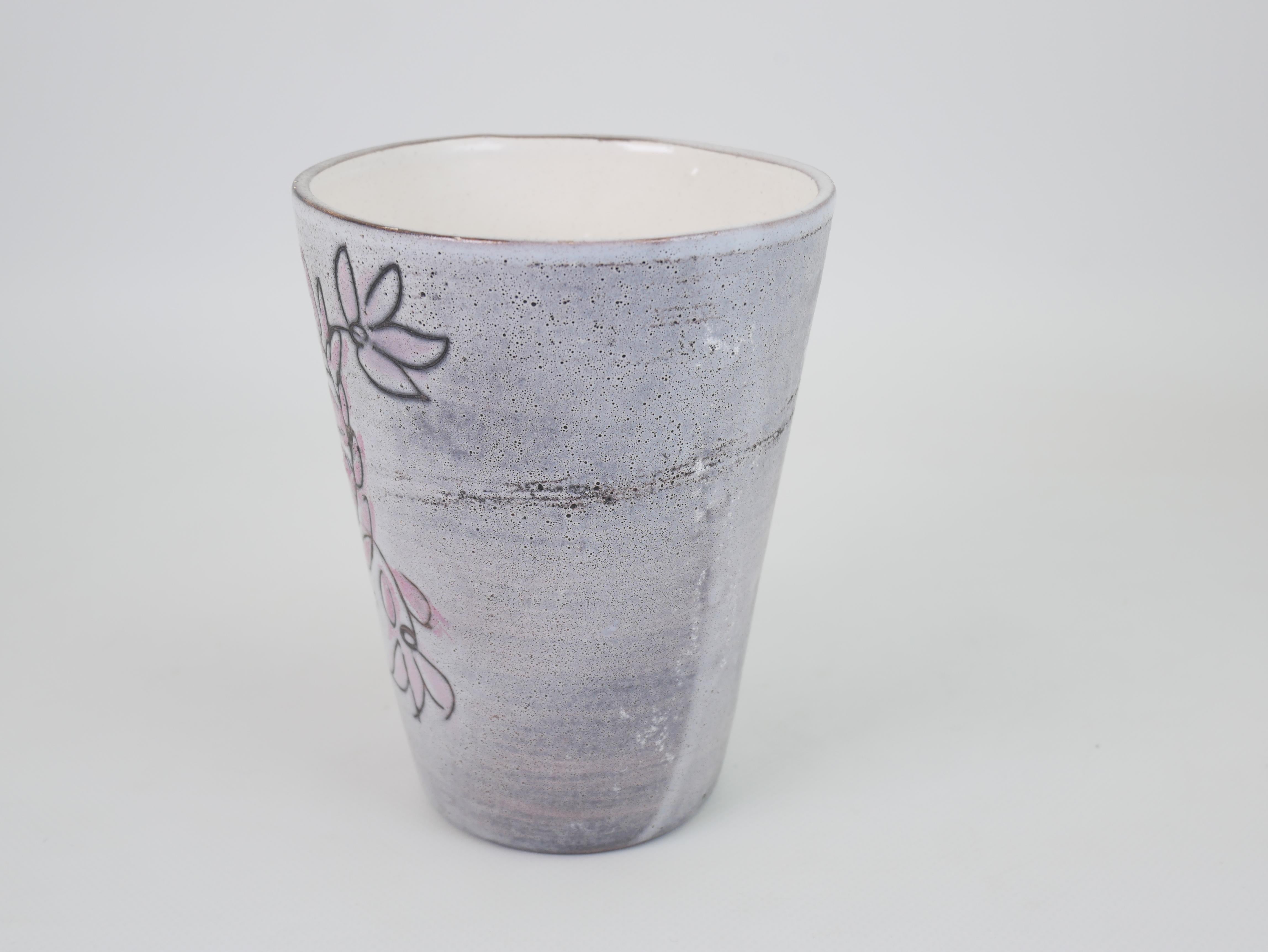 Français Charmant vase en céramique de Roger Capron avec motifs floraux en vente