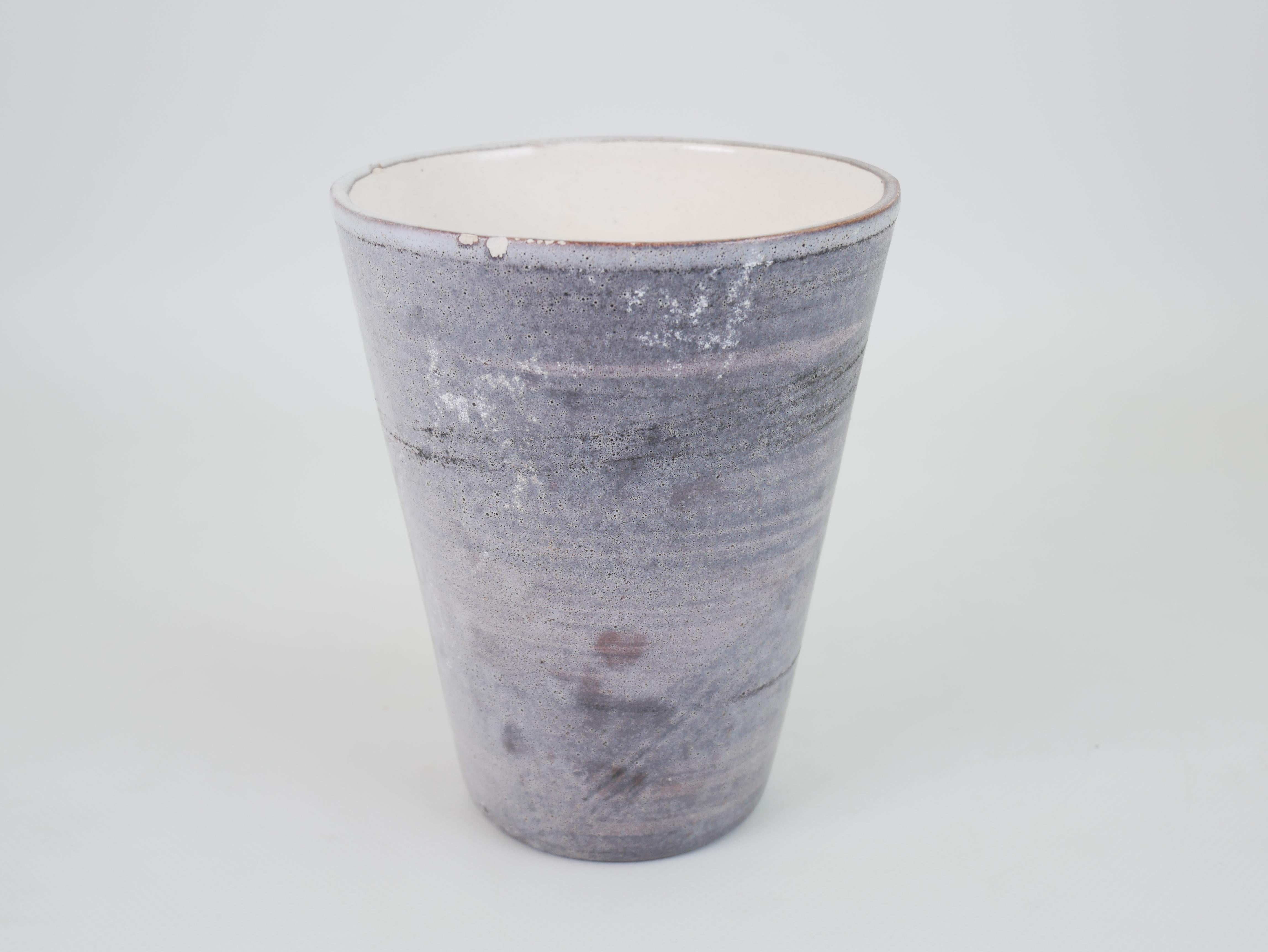 Milieu du XXe siècle Charmant vase en céramique de Roger Capron avec motifs floraux en vente