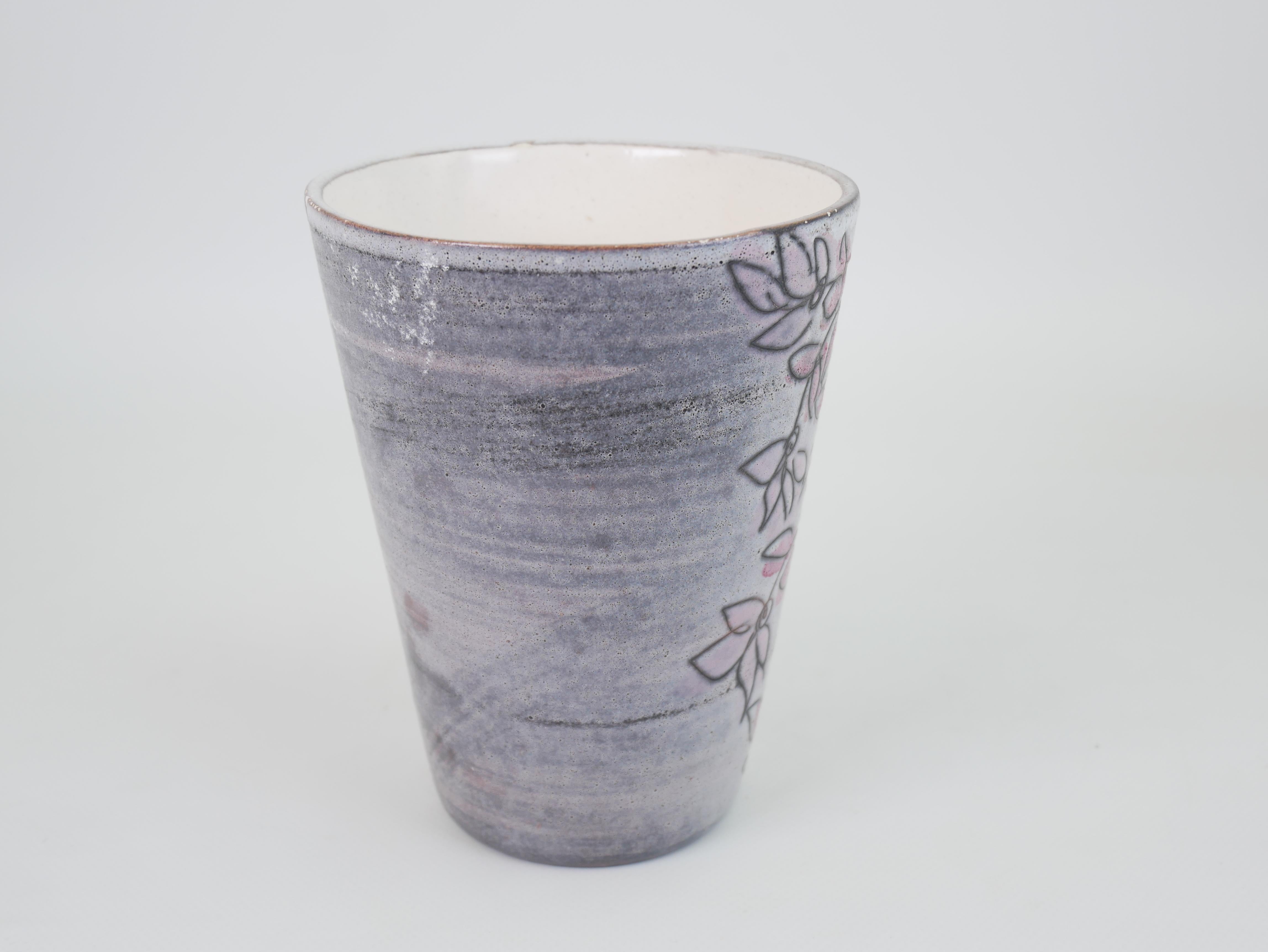 Céramique Charmant vase en céramique de Roger Capron avec motifs floraux en vente