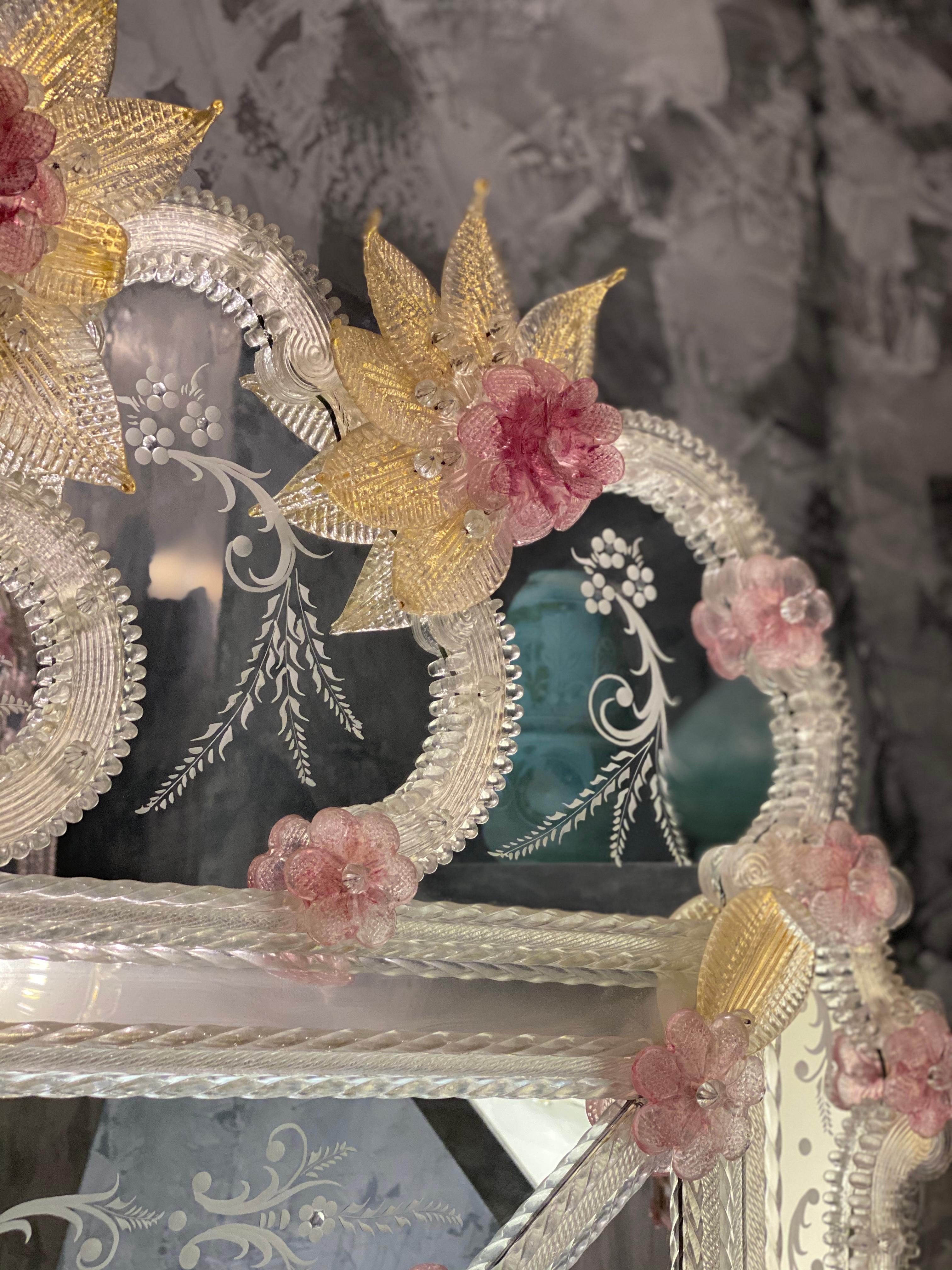 italien Charmant miroir vénitien en verre de Murano avec fleurs roses en vente