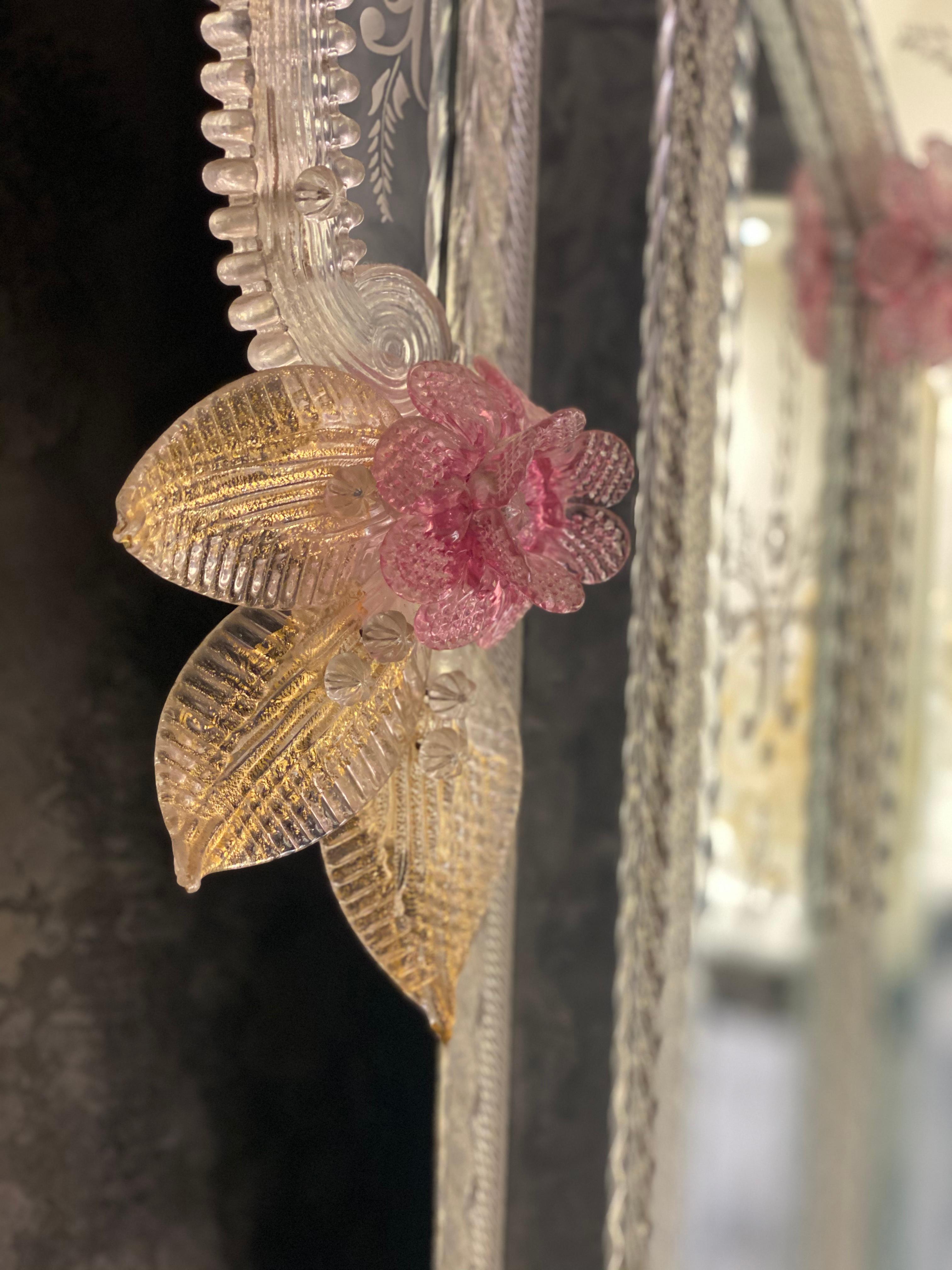 Charmant miroir vénitien en verre de Murano avec fleurs roses Excellent état - En vente à Rome, IT