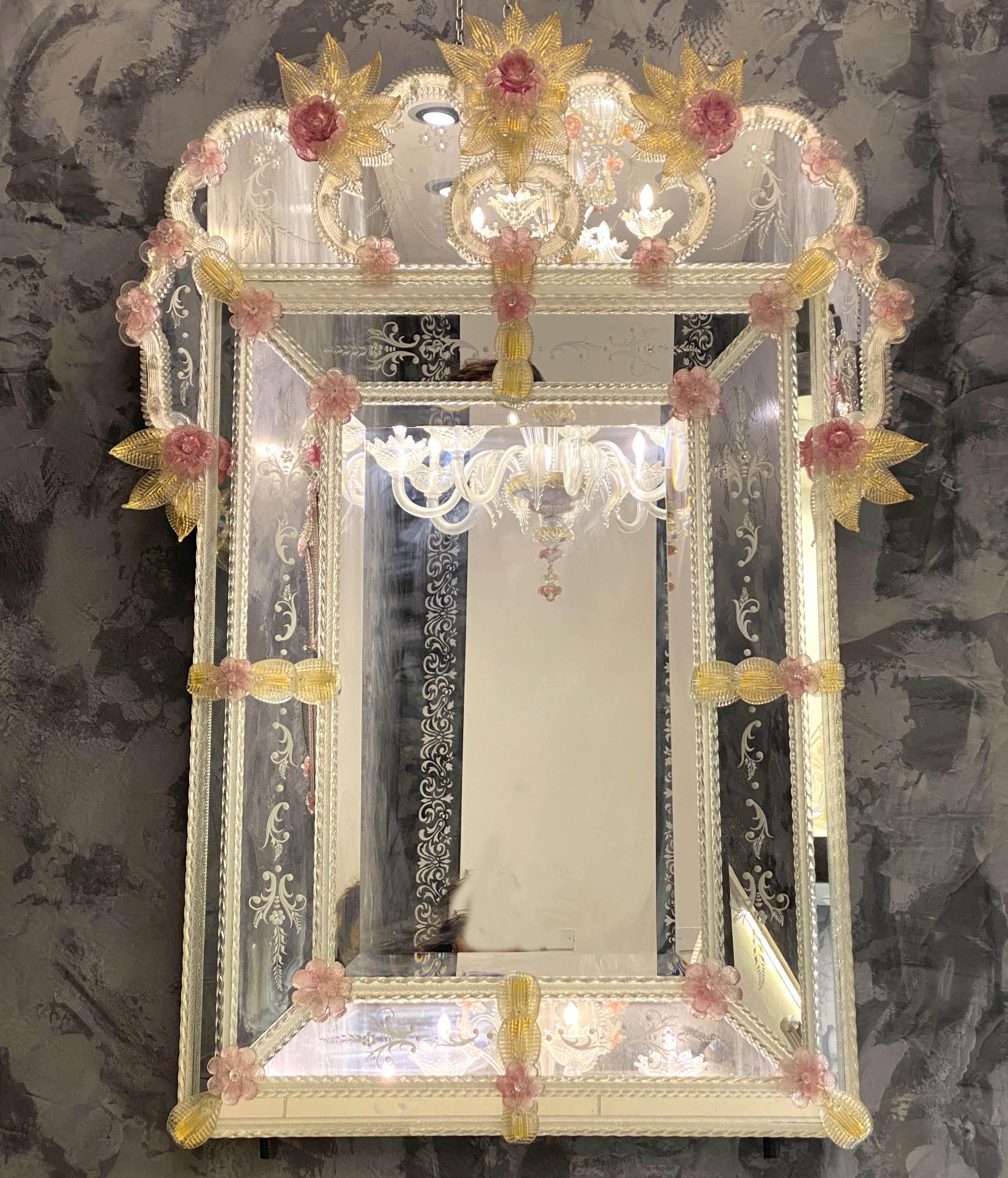 Fin du 20e siècle Charmant miroir vénitien en verre de Murano avec fleurs roses en vente