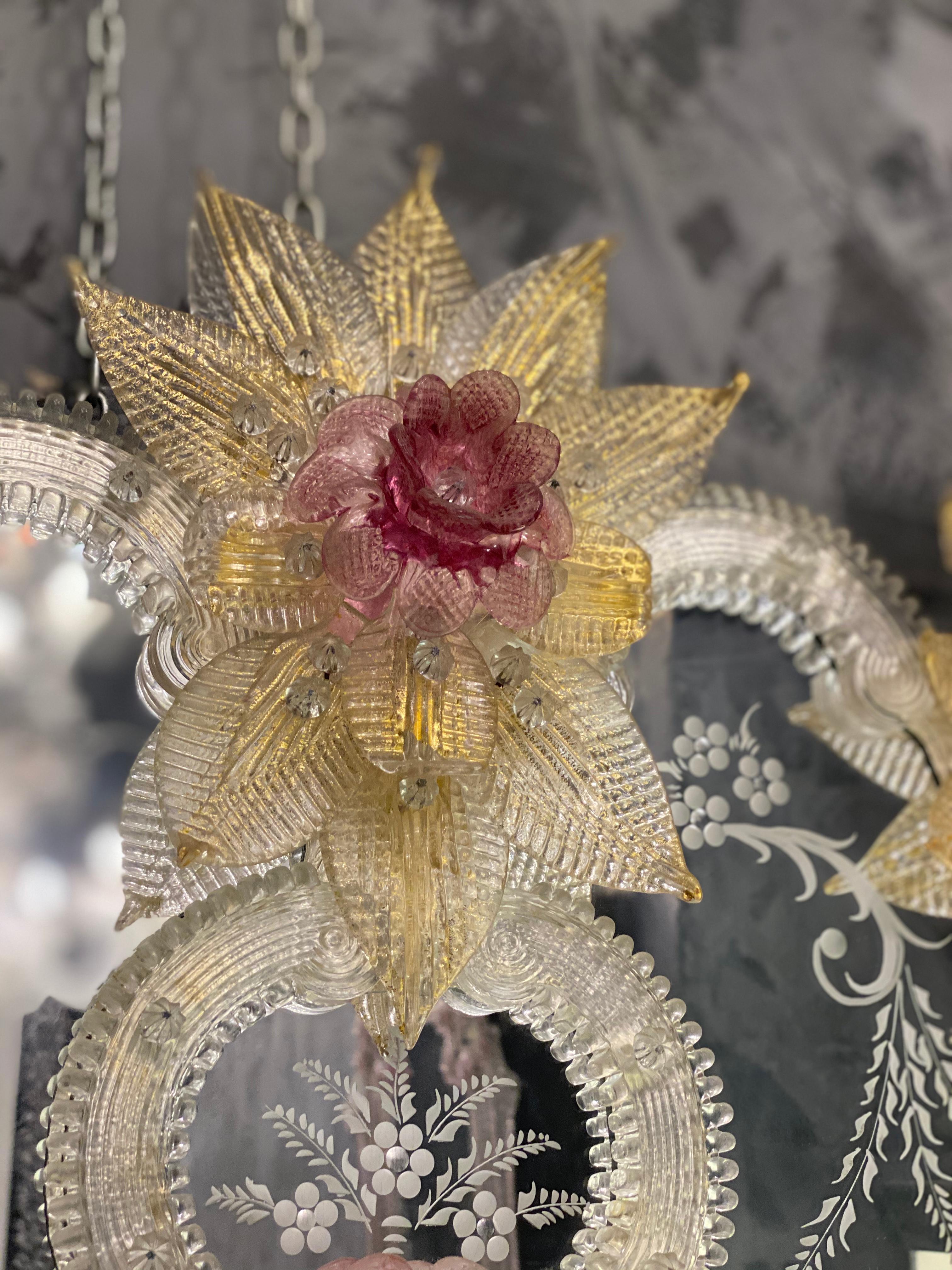 Verre brun Charmant miroir vénitien en verre de Murano avec fleurs roses en vente
