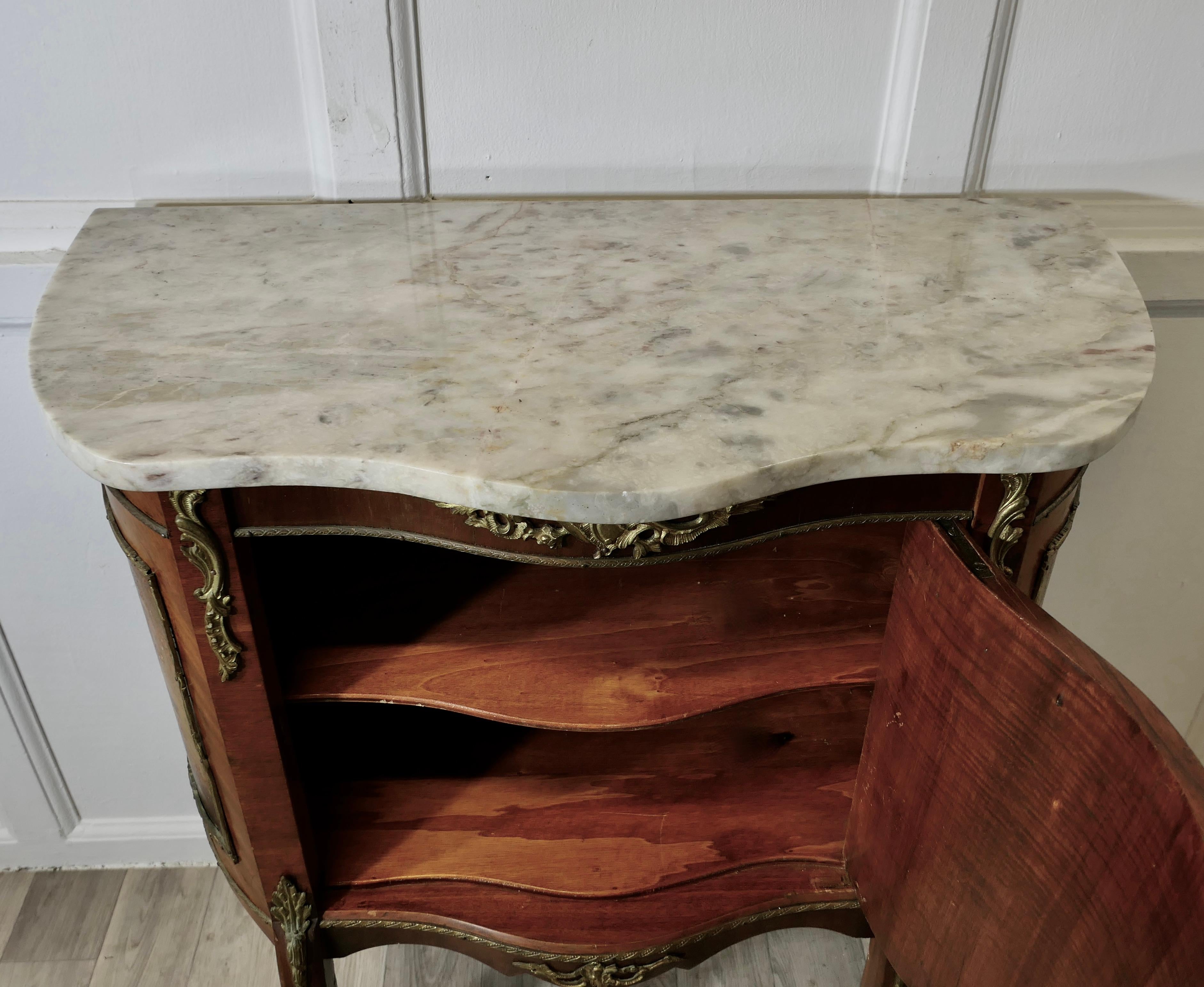 Encantador mueble auxiliar o de música Vernis Martin en venta 4