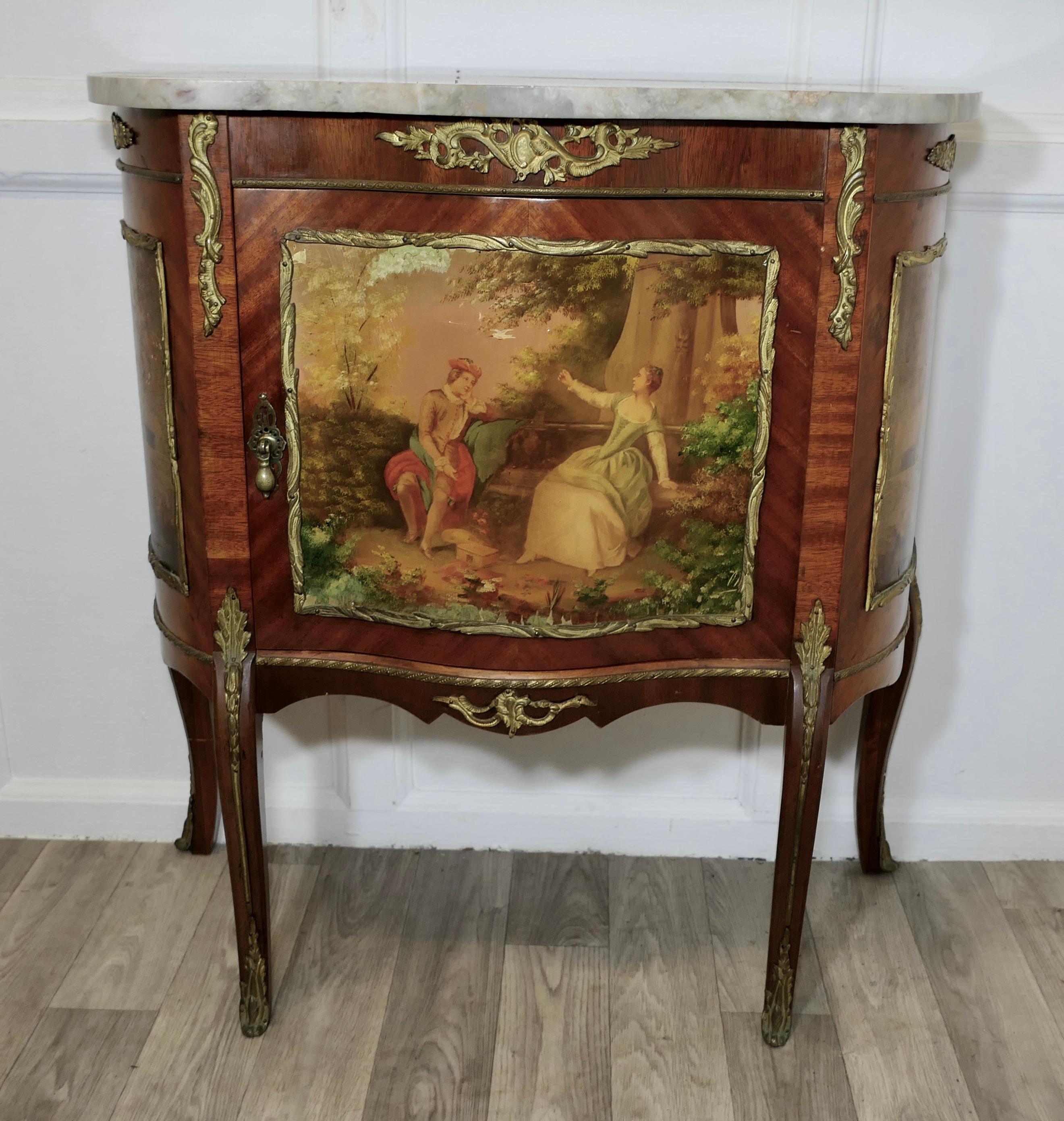 Armario auxiliar o de música Charming Vernis Charming Vernis Martin

Es un mueble encantador, tiene una forma festoneada ancha y delgada con una encimera de mármol y monturas de ormolu que rodean los paneles lacados y en el  cuerpo del armario
El