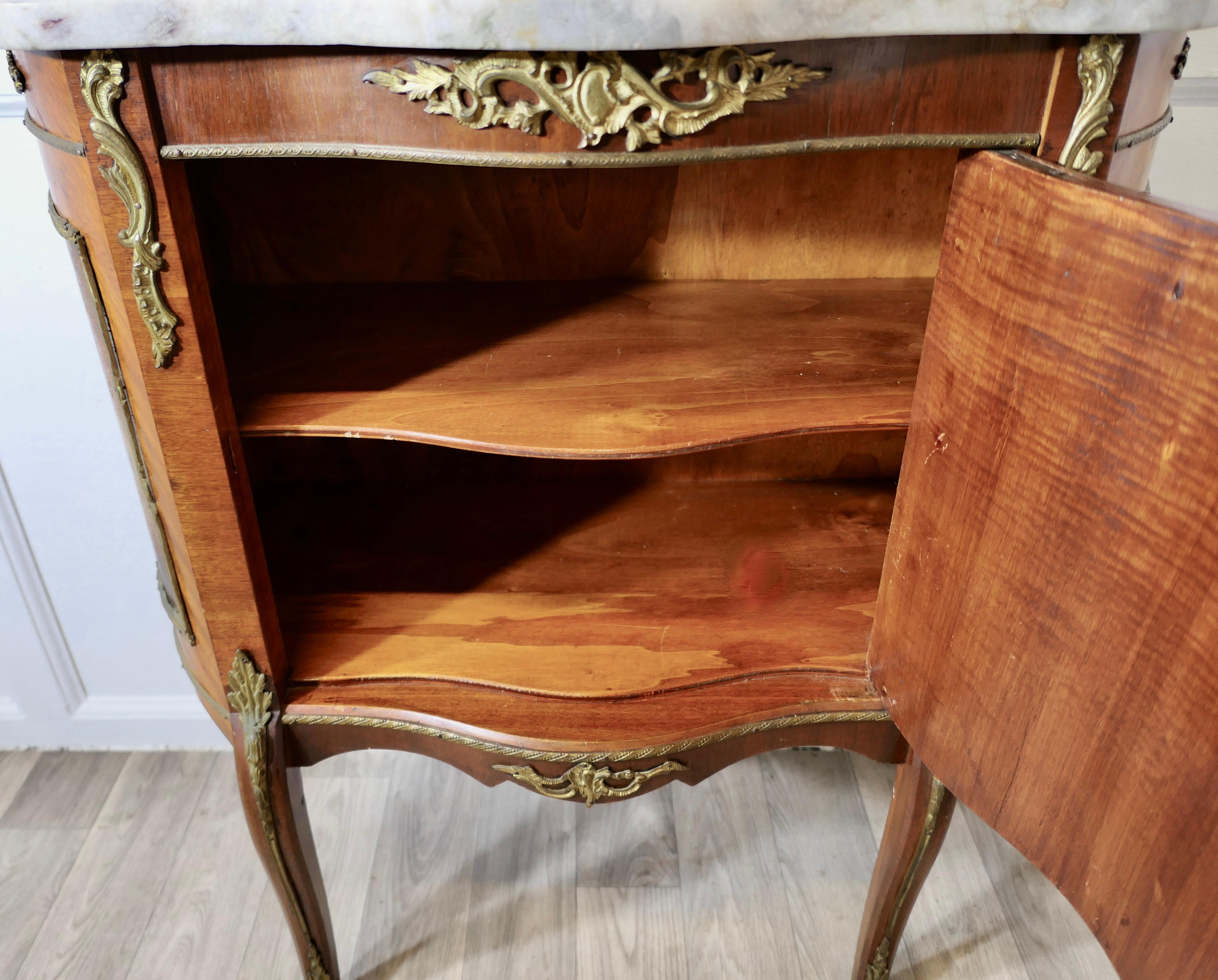 Encantador mueble auxiliar o de música Vernis Martin en venta 3