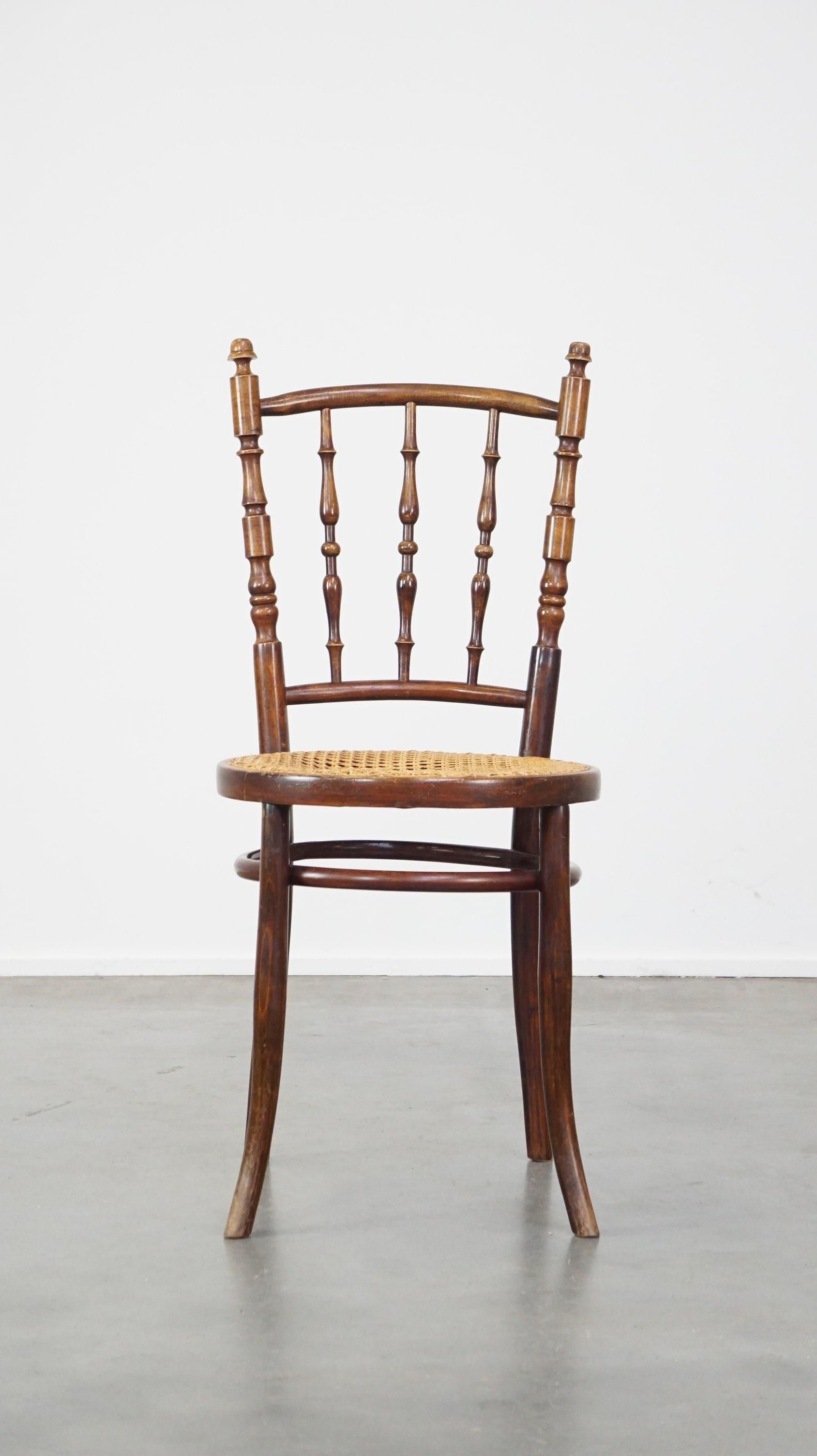 Angeboten wird dieser charmante, sehr elegante Vintage Thonet Design Esszimmer/Bistrostuhl.

Dieser tolle Stuhl mit seinem charmanten Aussehen ist ein echter Blickfang in fast jeder Einrichtung. Unserer Meinung nach sollte er in Ihrem Haus nicht