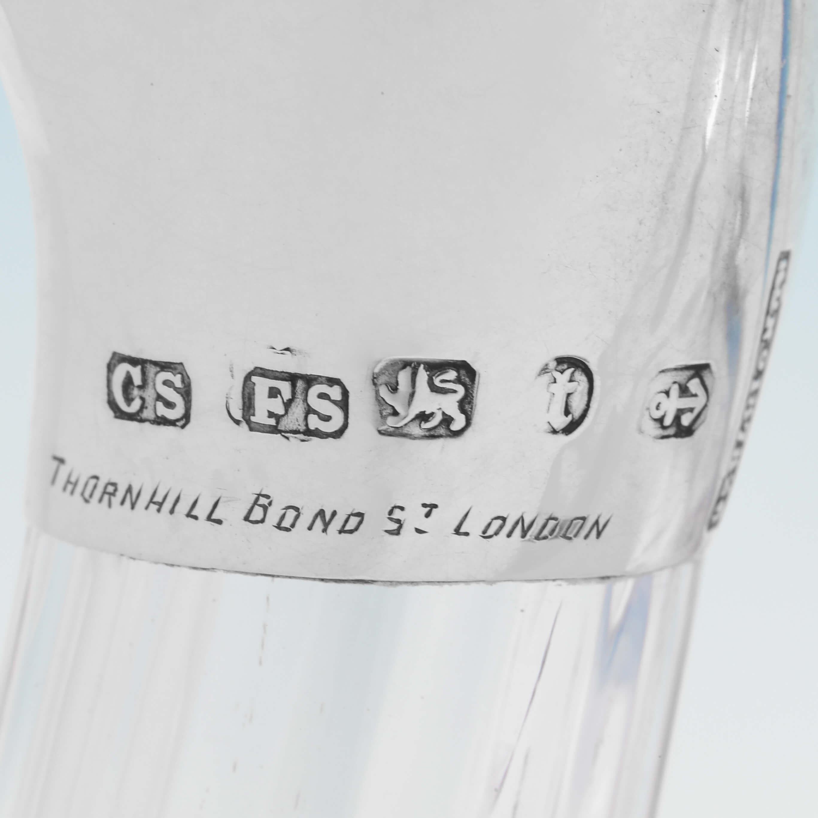Charmante carafe victorienne en verre et argent sterling «uck », fabriquée en 1893 Bon état - En vente à London, London