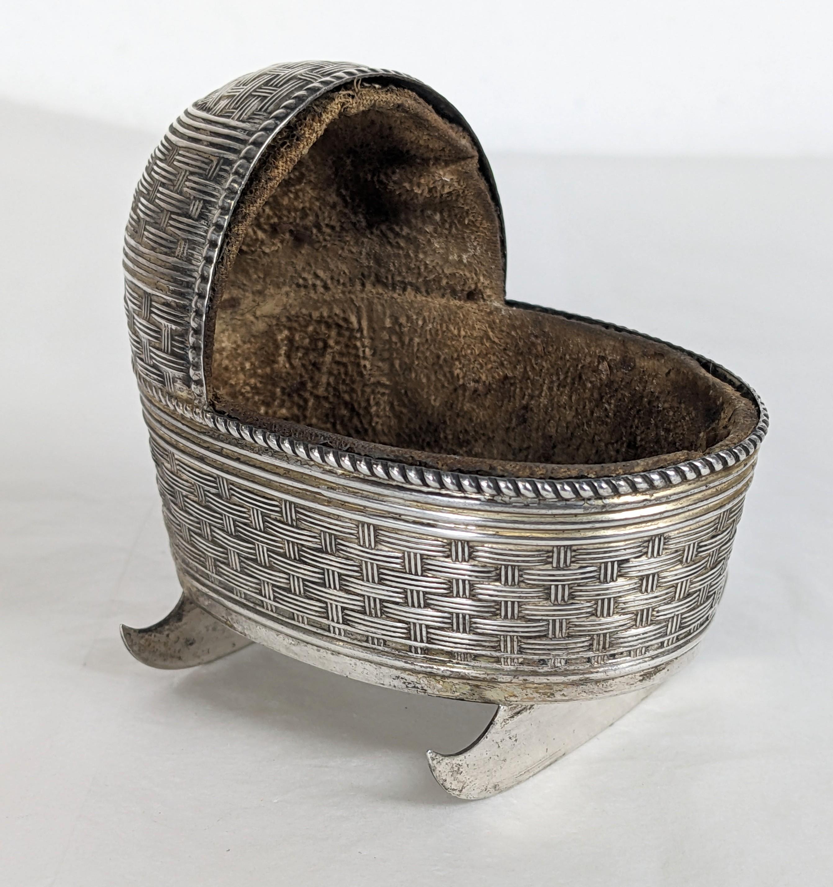 Charmante viktorianische Sterling-Babywiege um 1900. Wunderschönes Objekt mit detaillierten Details aus Korbweidenimitat und gerippten Kanten. Das perfekte Geschenk für eine Babyparty. 1880's Sterling, Hergestellt von Mauser. 3