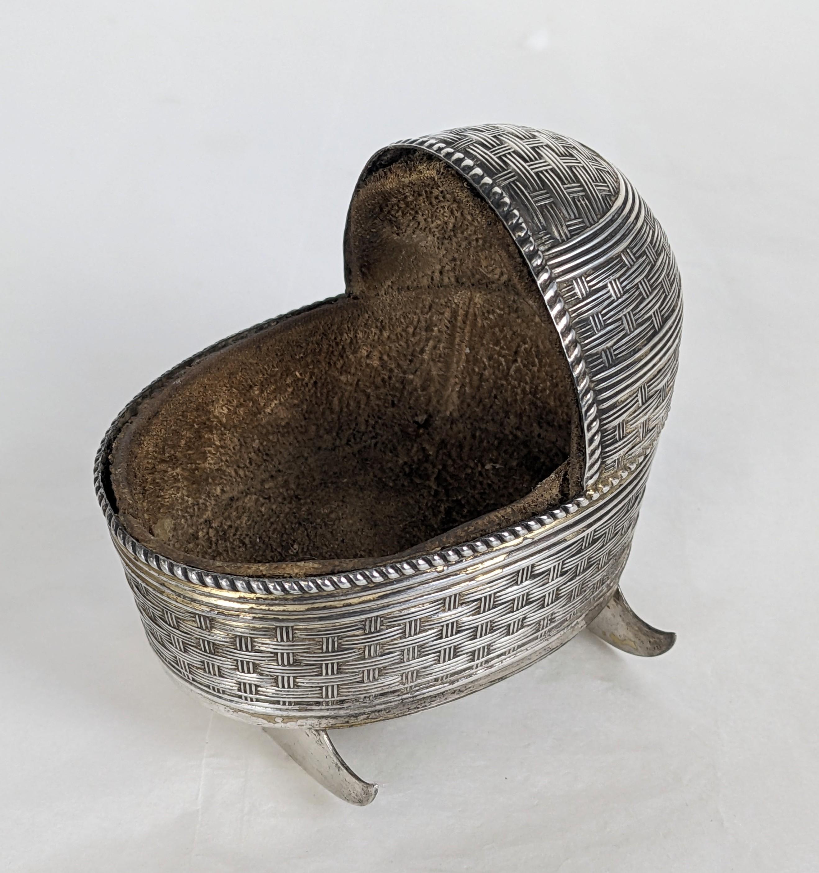 Charmante viktorianische Sterling Babywiege im Zustand „Gut“ im Angebot in New York, NY