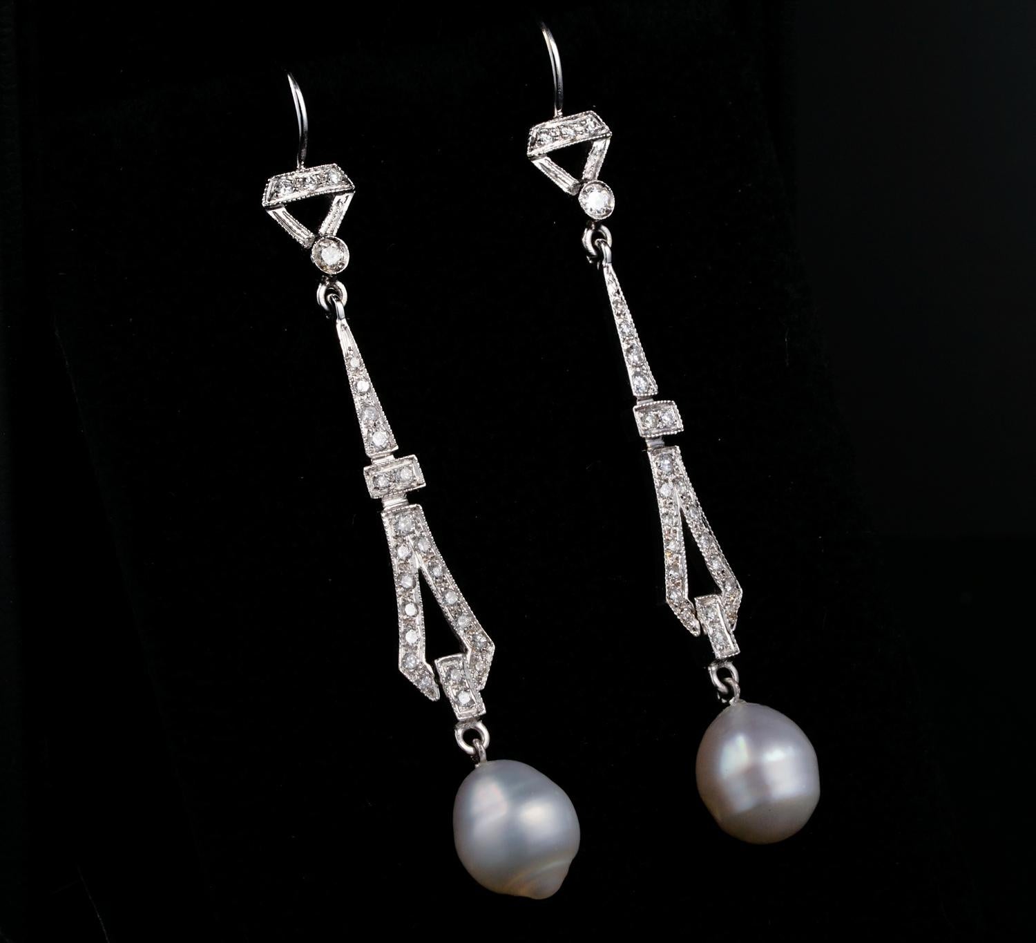 Charming Vintage .90 Carat Diamond Baroque Salt Sea Cultured Pearl Drop Earrings In Good Condition For Sale In Napoli, IT