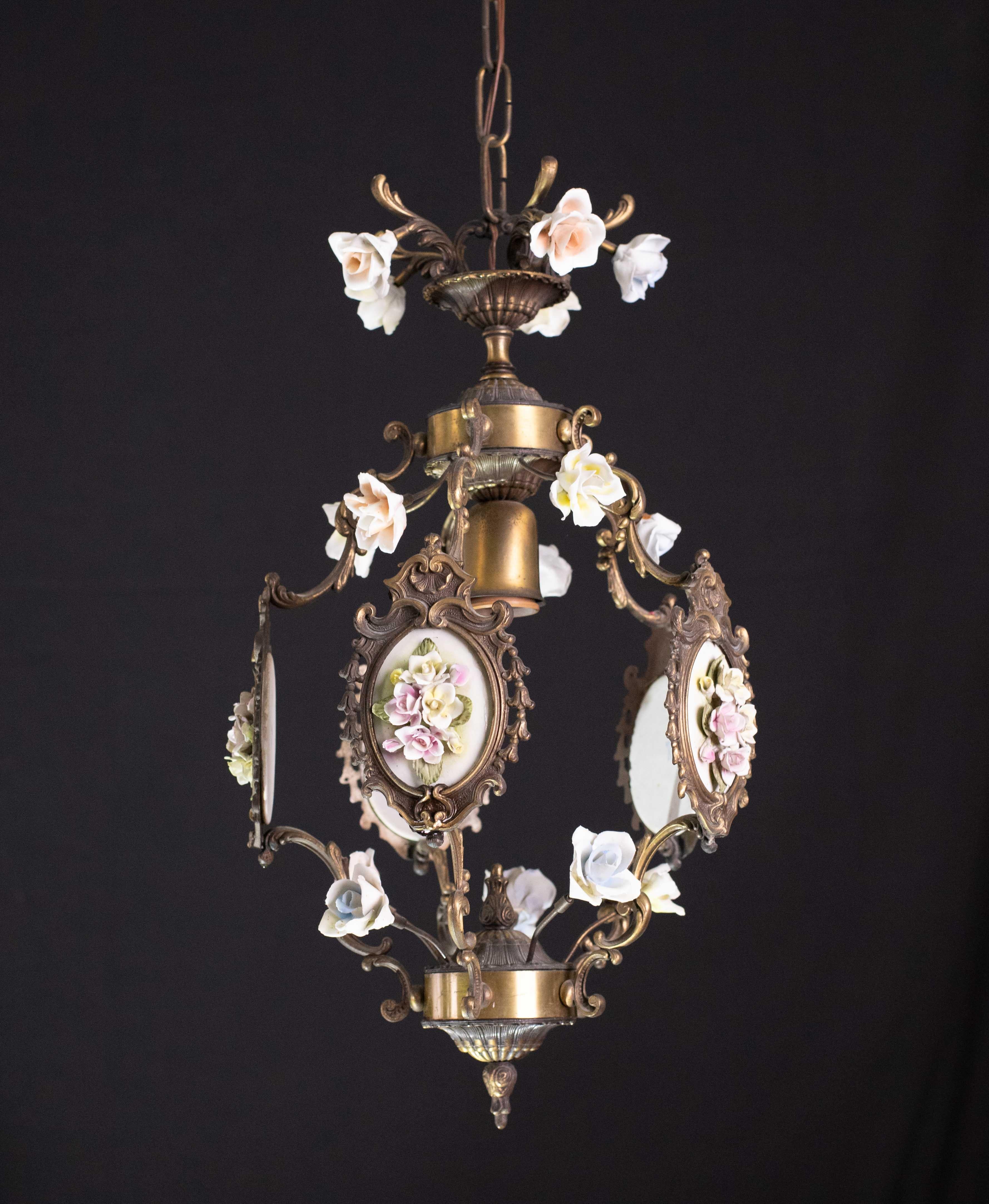 Magnifique lustre en laiton et céramique de style Art Nouveau.

Produit en Italie au cours de la période 1960-1970.

Décoré de magnifiques fleurs en céramique faites à la main.

Hauteur totale à partir du plafond avec chaîne 112 centimètres, hauteur