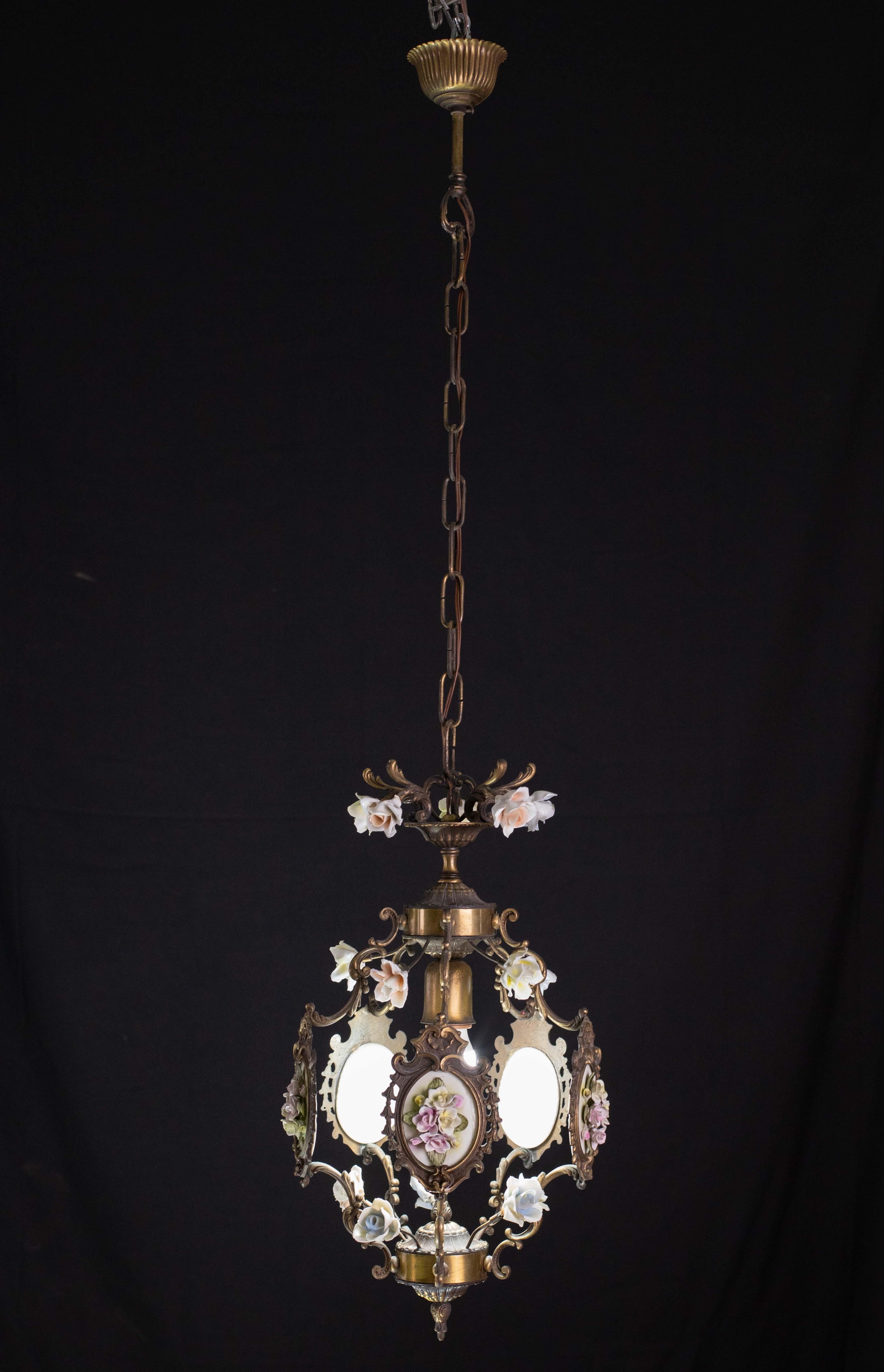 Art nouveau Charmant lustre à fleurs italien en céramique de style art nouveau, 1970 en vente