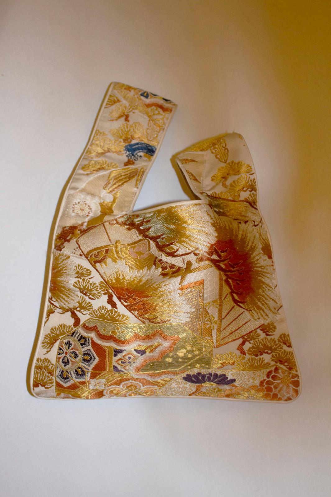 Eine hübsche gold-, orange- und lilafarbene Tasche mit weißer Paspel, hergestellt aus seltenen alten Obi-Gürteln.
Die Griffe schlüpfen ineinander. Die Tasche ist gefüttert. Maße: Breite 12'' x Höhe 9''
