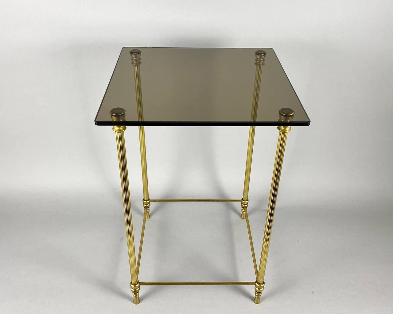 Néoclassique Charmante table basse vintage avec plateau en verre fumé et cadre en laiton doré, France. en vente