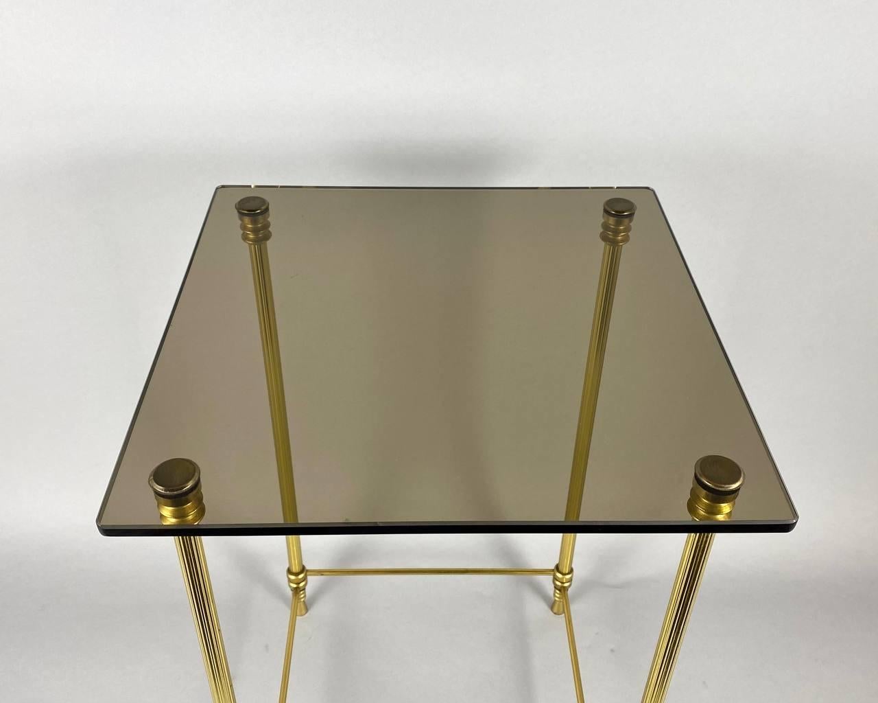 Charmante table basse vintage avec plateau en verre fumé et cadre en laiton doré, France. Excellent état - En vente à Bastogne, BE