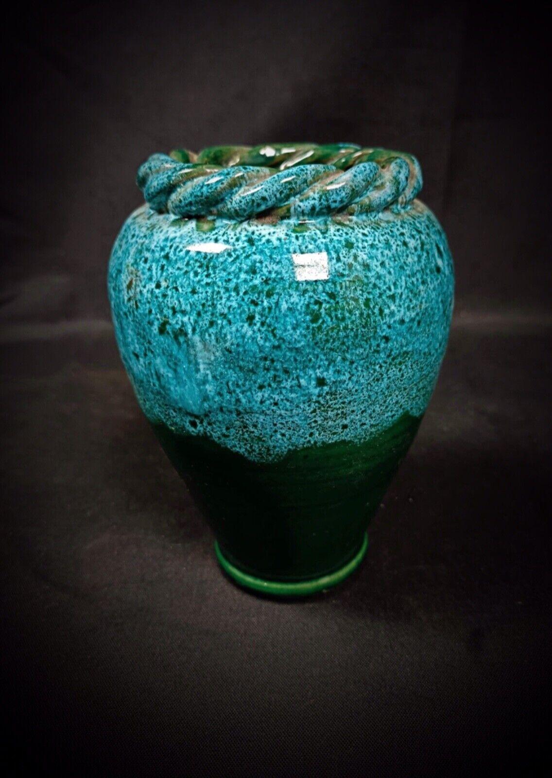 Charmante emaillierte Vintage-Vase mit gedrehtem Rand – mehrfarbige Keramik – 2Y144 im Zustand „Gut“ im Angebot in Bordeaux, FR
