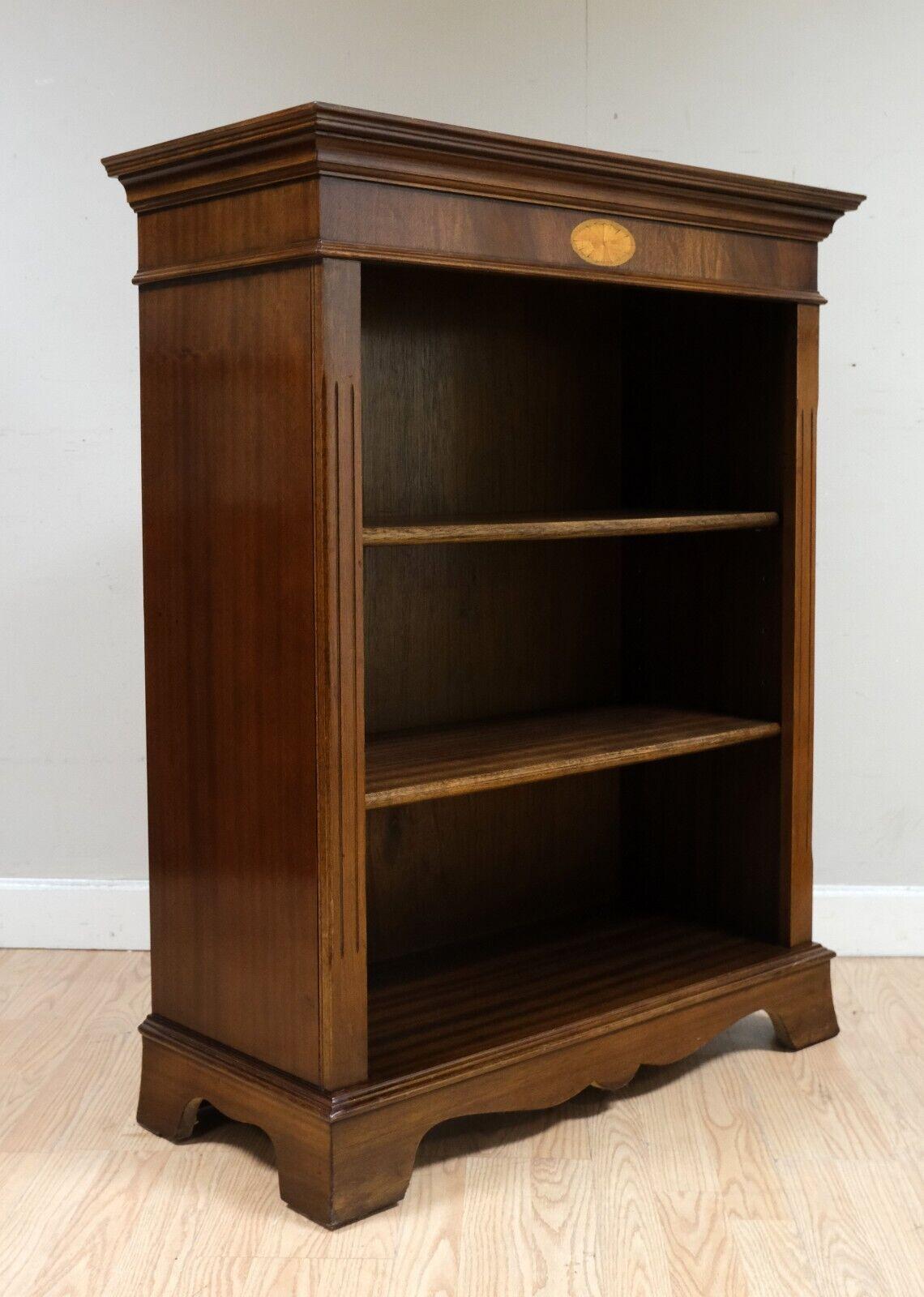 We are delighted to offer for sale this lovely low open library bookcase with adjustable shelves with inlay decoration. 

A very well made, stable and good looking piece is ideal for any room as it doesn't take much space. The piece features a pair