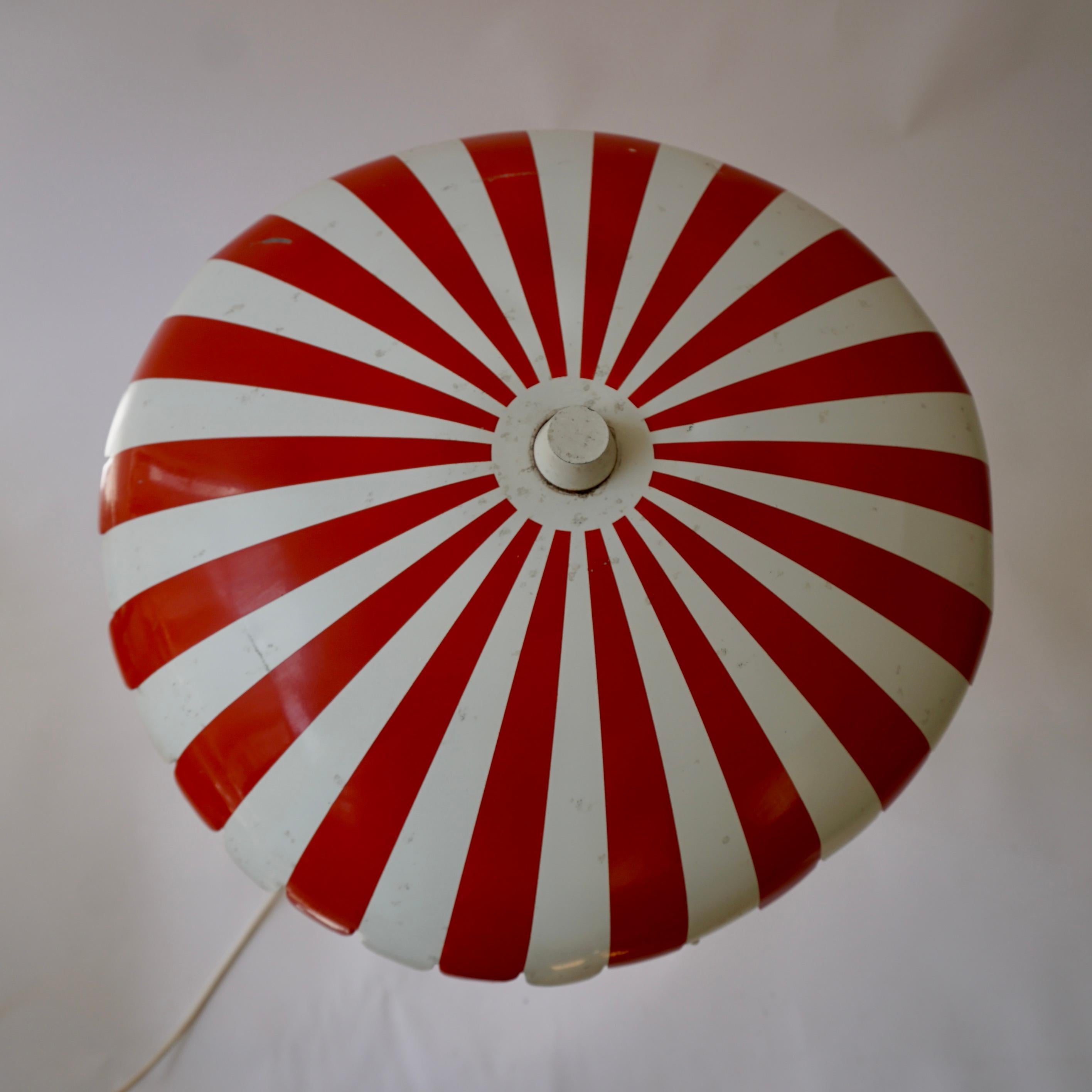 Charming Vintage Garden Lamp from the 1950s - Red and White For Sale 2