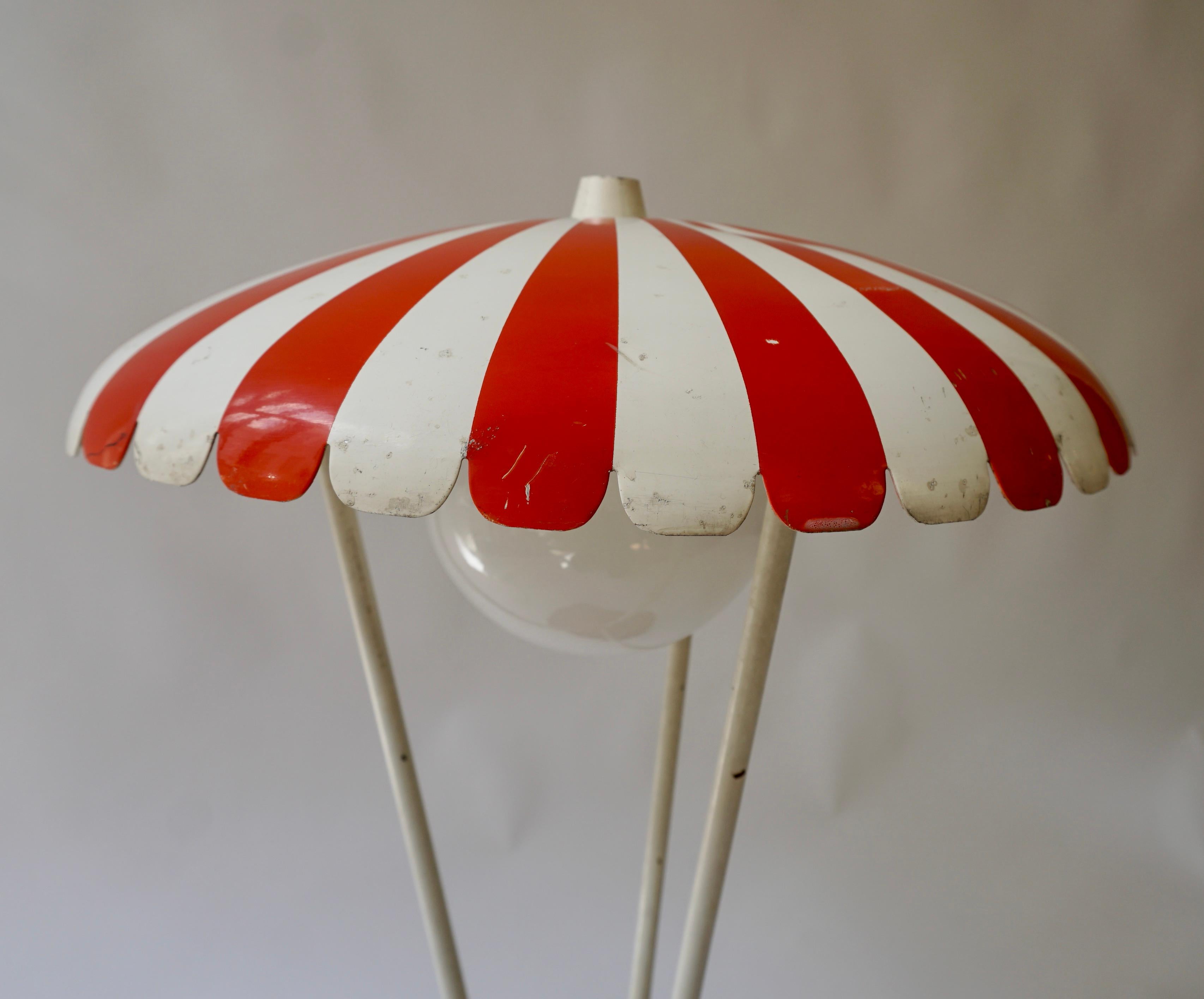 Charming Vintage Garden Lamp from the 1950s - Red and White For Sale 3