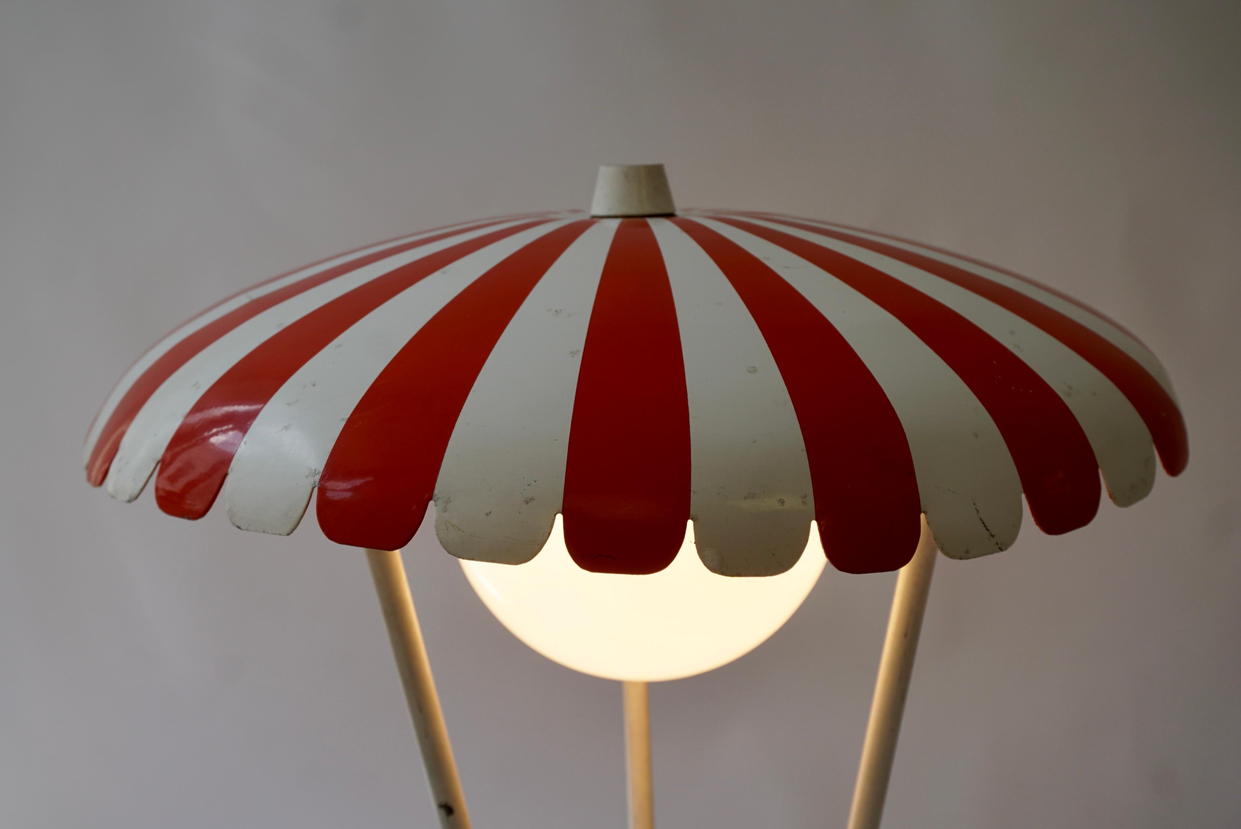 Charming Vintage Garden Lamp from the 1950s - Red and White For Sale 4