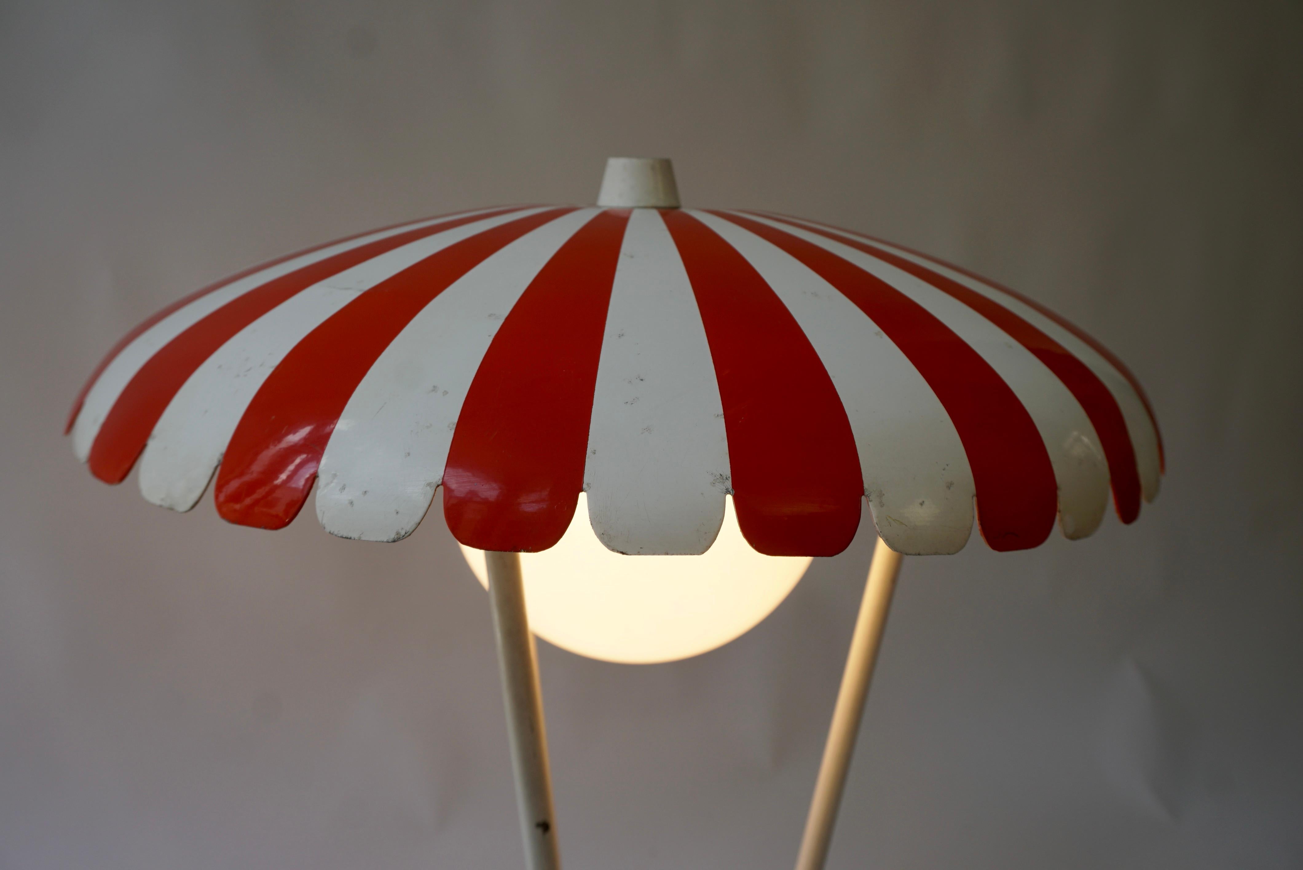 Charming Vintage Garden Lamp from the 1950s - Red and White For Sale 5