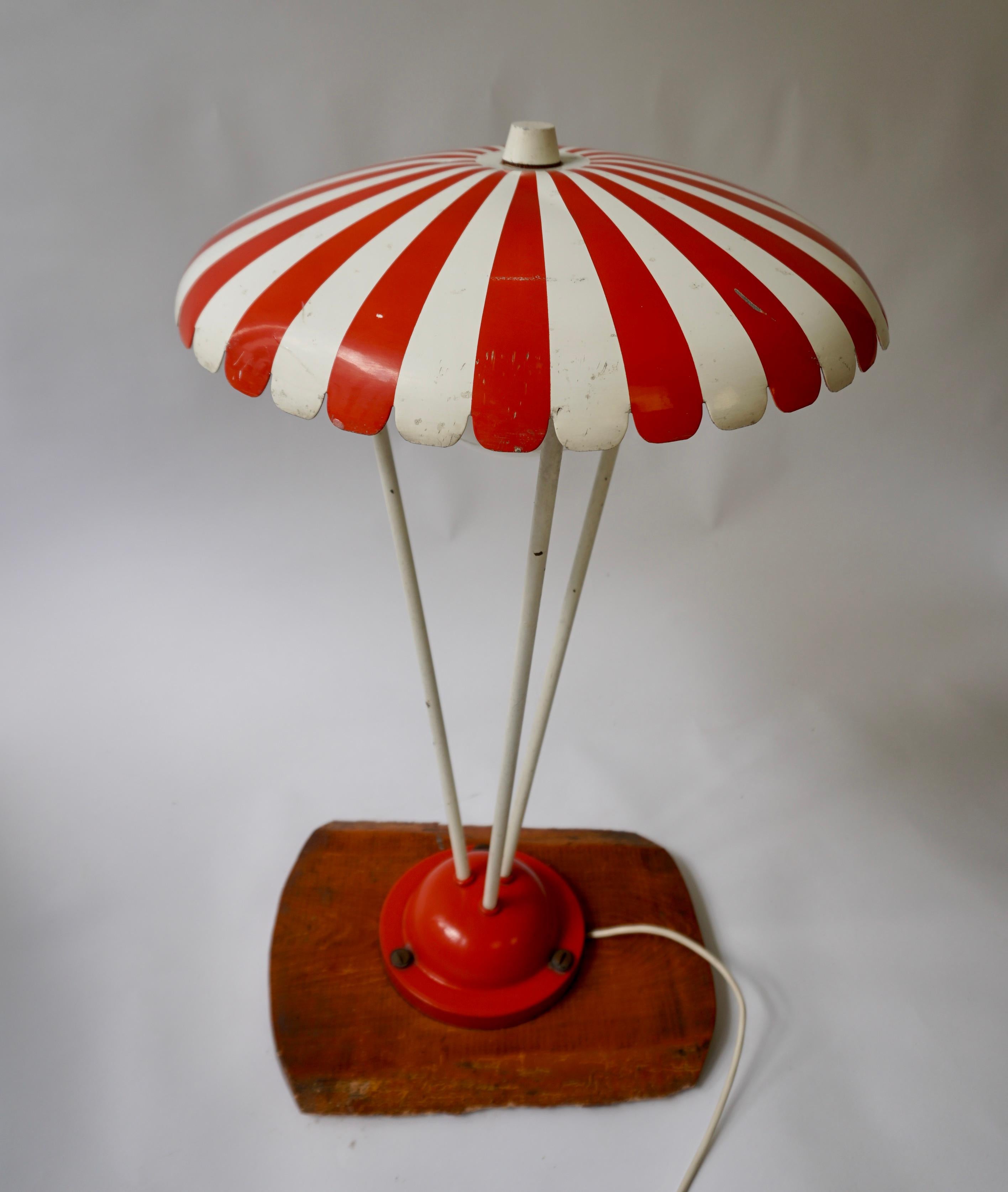 Charming Vintage Garden Lamp from the 1950s - Red and White In Good Condition For Sale In Antwerp, BE