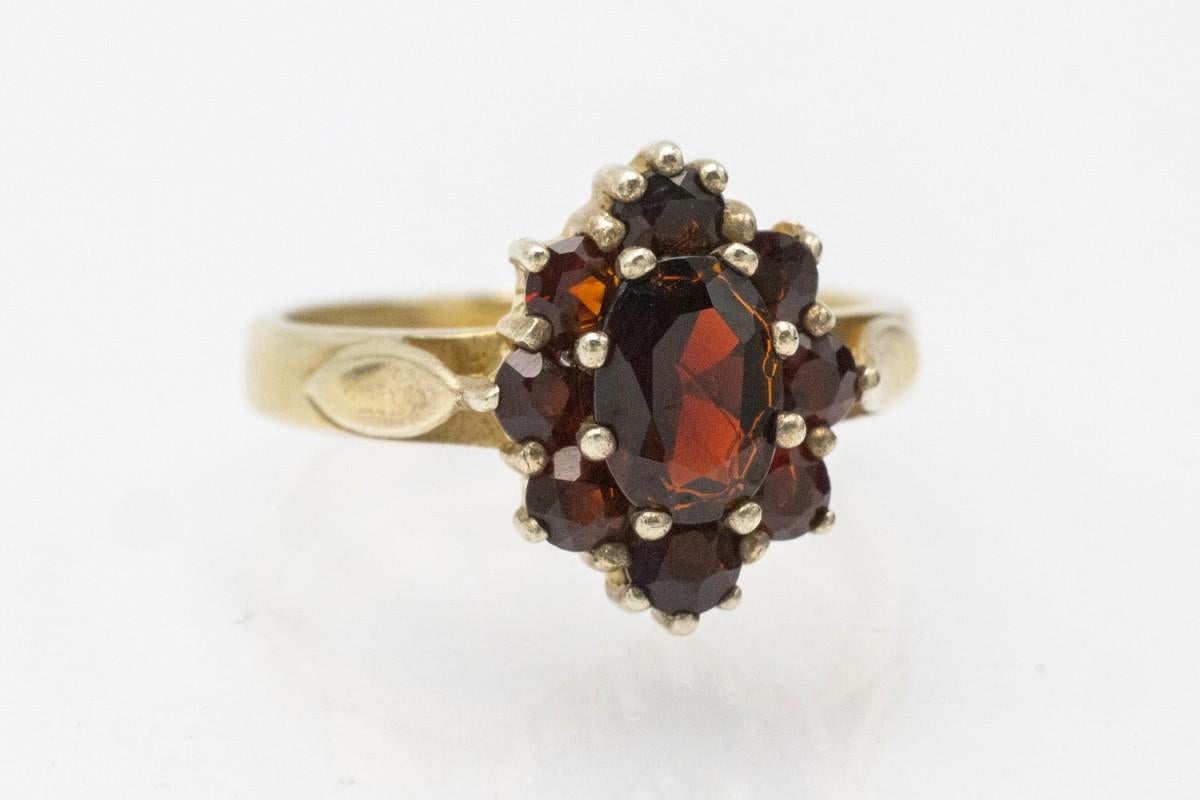 Taglio ovale Incantevole anello di granato d'epoca in vendita
